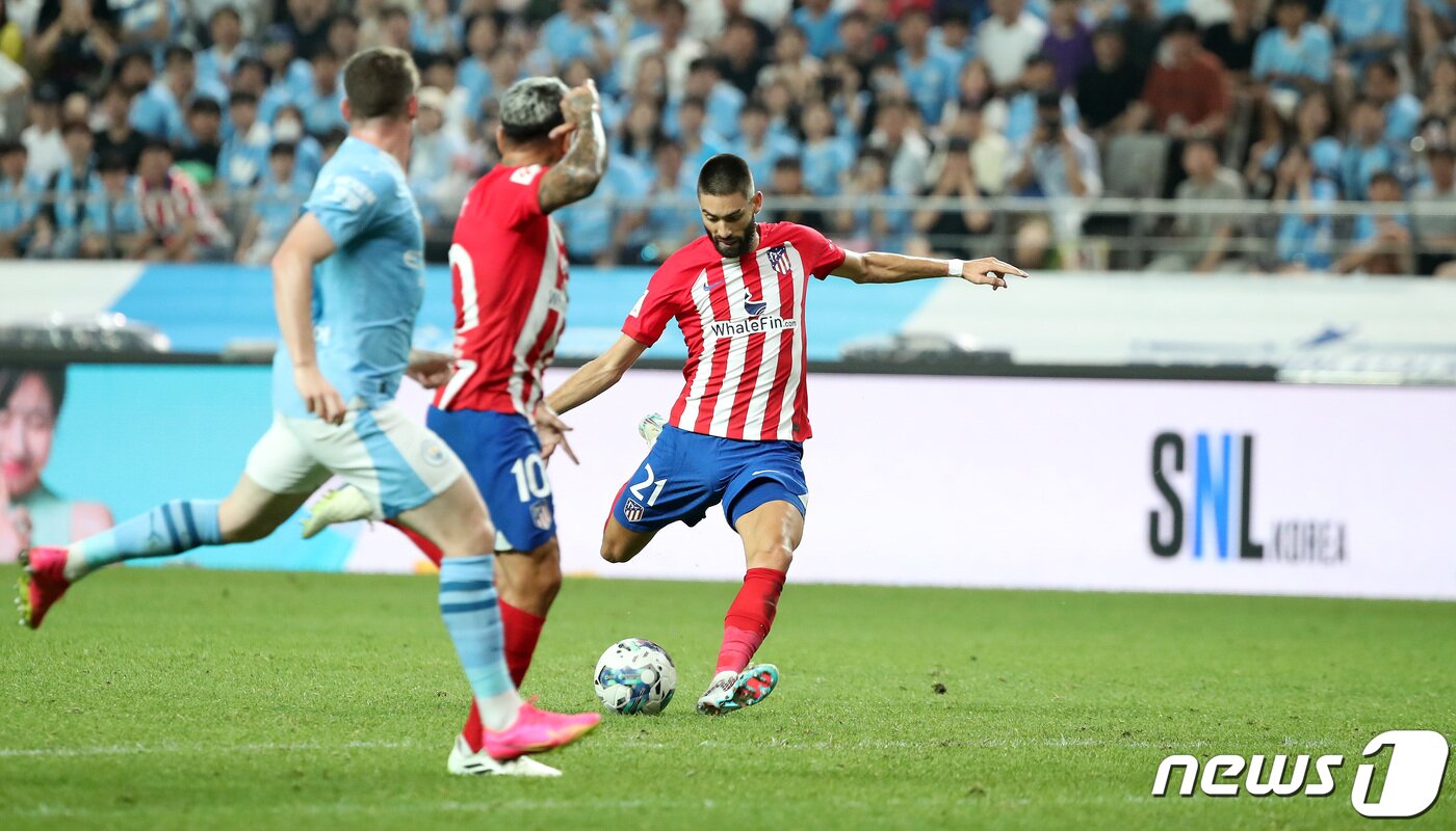 본문 이미지 - 30일 서울 마포구 서울월드컵경기장에서 열린 쿠팡플레이 시리즈 2차전 아틀레티코 마드리드와 맨체스터 시티 FC의 경기 후반전에서 아틀레티코 마드리드 야닉 카라스코가 추가골을 넣고 있다. 2023.7.30/뉴스1 ⓒ News1 이동해 기자