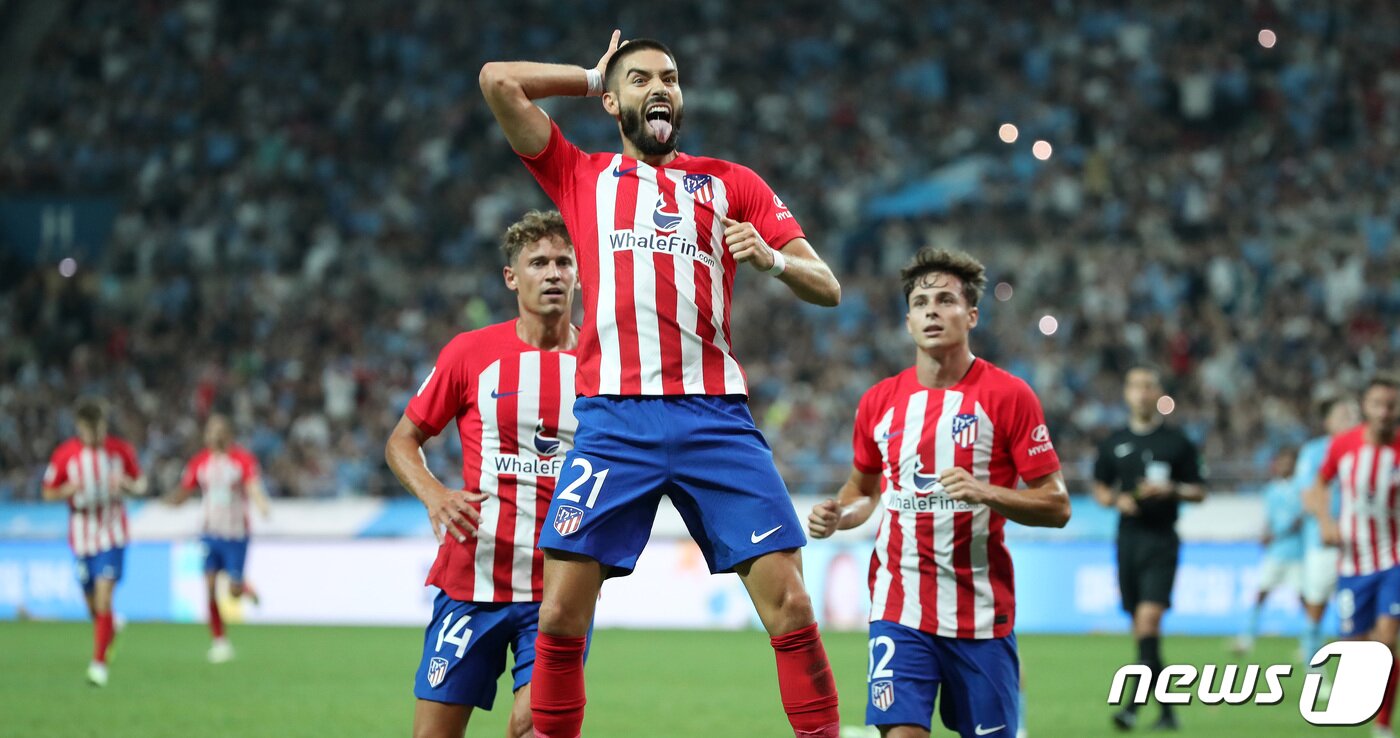 본문 이미지 - 30일 서울 마포구 서울월드컵경기장에서 열린 쿠팡플레이 시리즈 2차전 아틀레티코 마드리드와 맨체스터 시티 FC의 경기 후반전에서 아틀레티코 마드리드 야닉 카라스코가 추가골을 넣은 뒤 세리머니를 하고 있다. 2023.7.30/뉴스1 ⓒ News1 이동해 기자