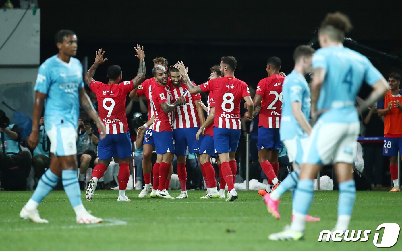 본문 이미지 - 30일 서울 마포구 서울월드컵경기장에서 열린 쿠팡플레이 시리즈 2차전 아틀레티코 마드리드(AT 마드리드)와 맨체스터 시티 FC의 경기 후반전 상황에서 AT 마드리드 야닉 크라스코가 팀의 두 번째 골을 넣고 동료들과 기뻐하고 있다. 2023.7.30/뉴스1 ⓒ News1 김민지 기자