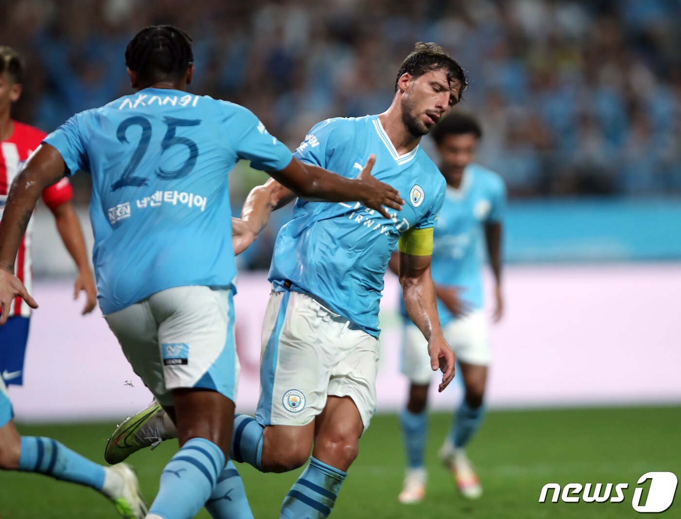 본문 이미지 - 30일 서울 마포구 서울월드컵경기장에서 열린 쿠팡플레이 시리즈 2차전 아틀레티코 마드리드와 맨체스터 시티 FC의 경기에서 후반 추격골을 넣은 맨시티 후벵 디아스가 마누엘 아칸지와 하이파이브를 하고 있다. 2023.7.30/뉴스1 ⓒ News1 박정호 기자