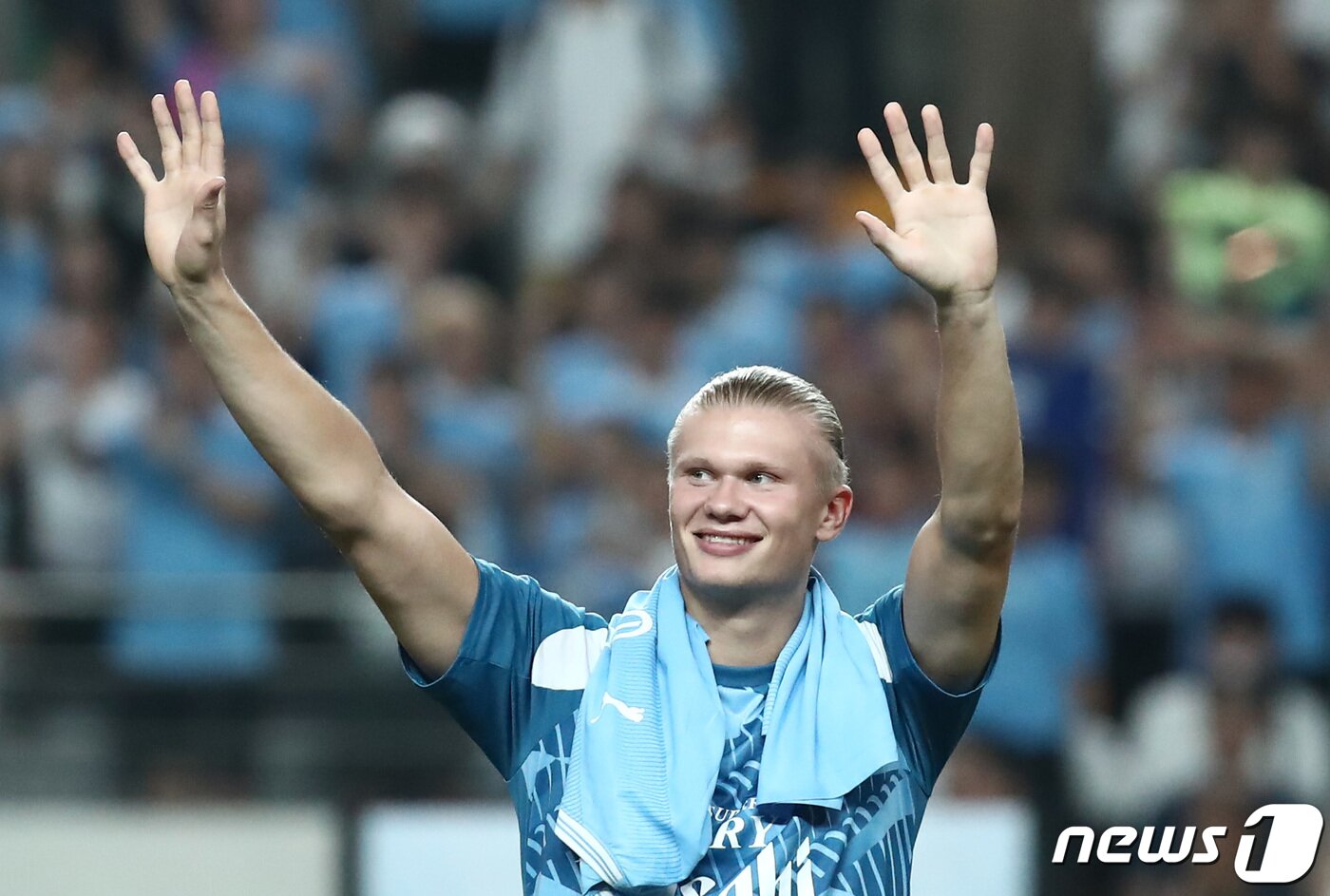 본문 이미지 - 30일 서울 마포구 서울월드컵경기장에서 열린 쿠팡플레이 시리즈 2차전 아틀레티코 마드리드(AT 마드리드)와 맨체스터 시티 FC의 경기에서 맨시티 엘링 홀란드가 경기를 마치고 팬들에게 인사하고 있다. 2023.7.30/뉴스1 ⓒ News1 김민지 기자