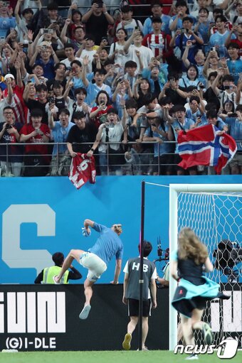 본문 이미지 - 30일 서울 마포구 서울월드컵경기장에서 열린 쿠팡플레이 시리즈 2차전 아틀레티코 마드리드와 맨체스터 시티 FC의 경기 종료 후 맨시티 엘링 홀란드가 경기장에 자국 노르웨이 국기를 든 팬을 향해 광고판을 넘고 있다. 2023.7.30/뉴스1 ⓒ News1 박정호 기자