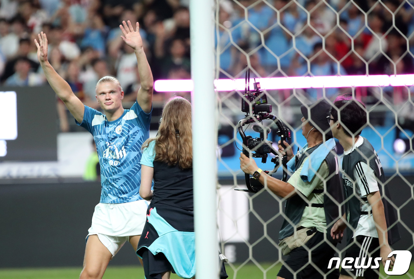 (서울=뉴스1) 이동해 기자 = 30일 서울 마포구 서울월드컵경기장에서 열린 쿠팡플레이 시리즈 2차전 아틀레티코 마드리드와 맨체스터 시티 FC의 경기를 마친 맨체스터 시티 엘링 홀 …