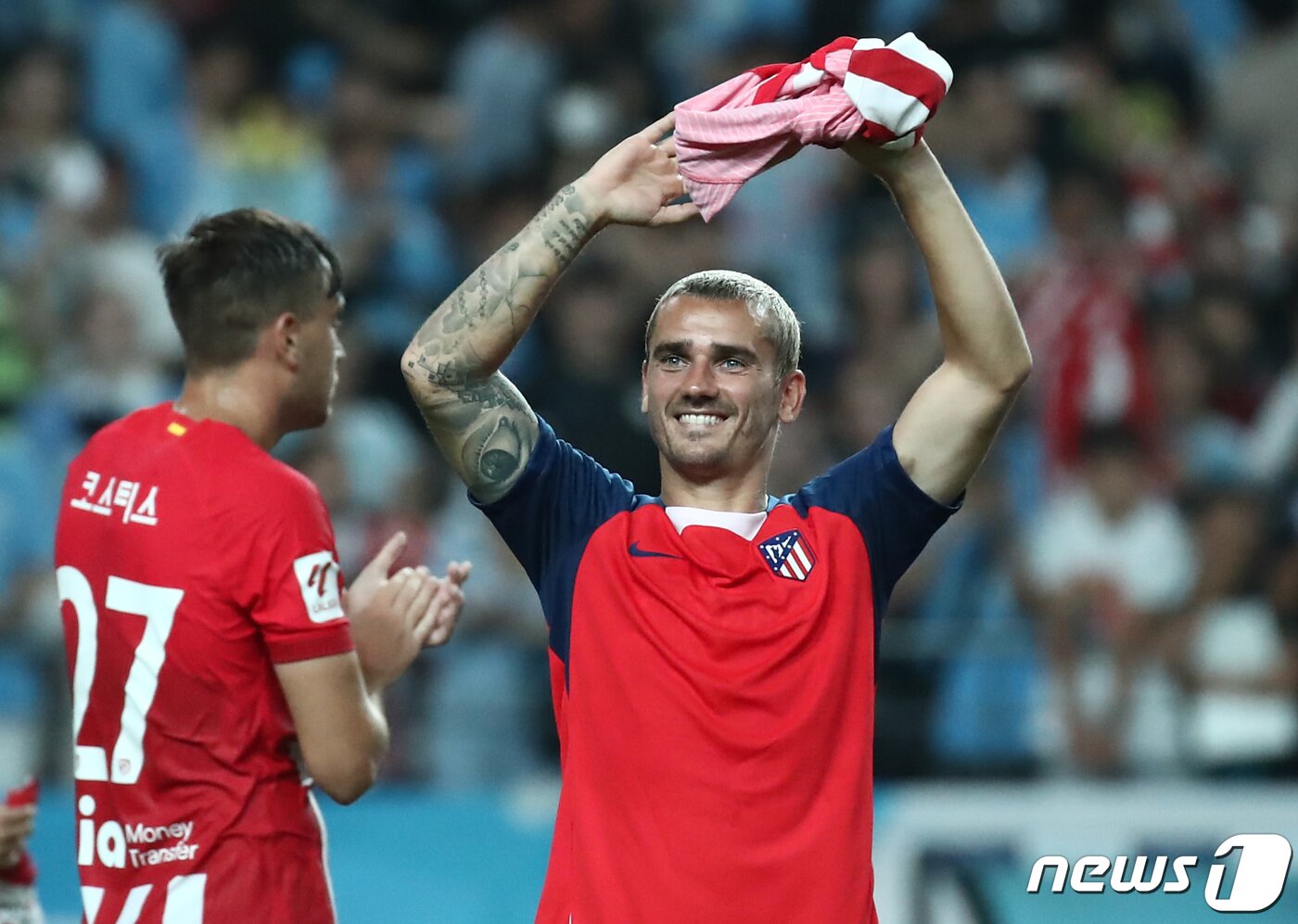 본문 이미지 - 30일 서울 마포구 서울월드컵경기장에서 열린 쿠팡플레이 시리즈 2차전 아틀레티코 마드리드(AT 마드리드)와 맨체스터 시티 FC의 경기에서 AT 마드리드 앙투안 그리즈만이 팬들을 향해 인사하고 있다. 이날 AT 마드리드는 2대1로 승리했다. 2023.7.30/뉴스1 ⓒ News1 김민지 기자