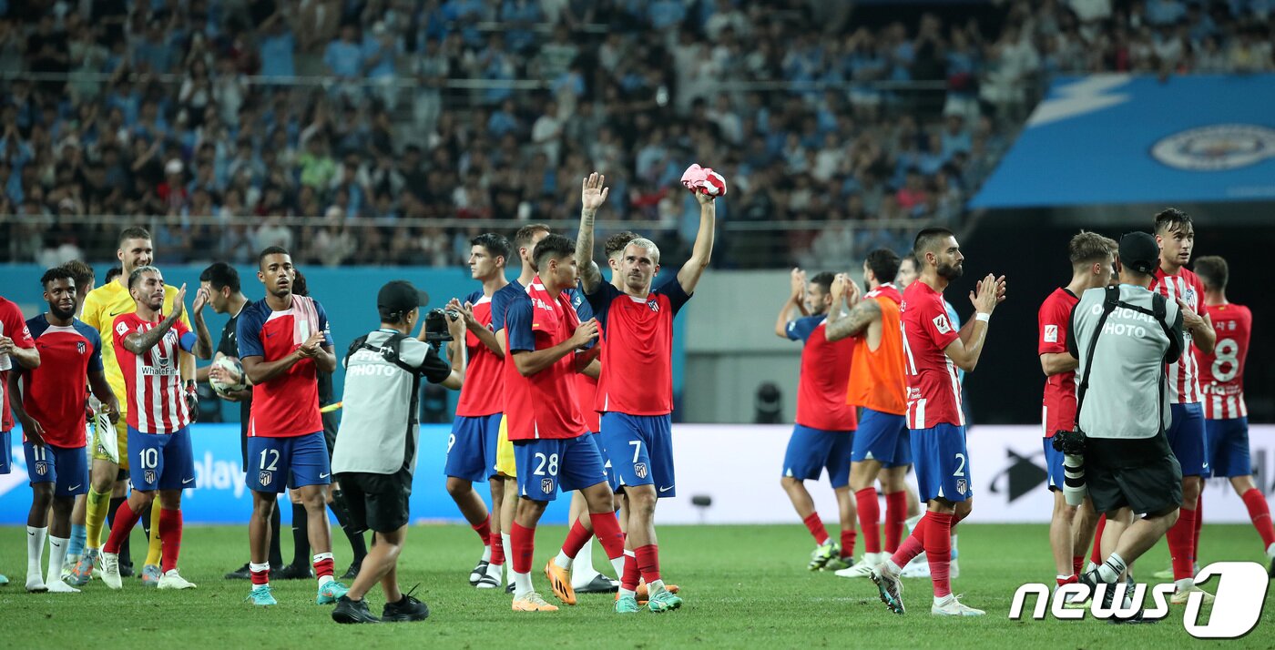 본문 이미지 - 30일 서울 마포구 서울월드컵경기장에서 열린 쿠팡플레이 시리즈 2차전 아틀레티코 마드리드와 맨체스터 시티 FC의 경기에서 2대1 승리를 거둔 AT마드리드 앙투안 그리즈만 등이 손인사를 하고 있다. 2023.7.30/뉴스1 ⓒ News1 이동해 기자