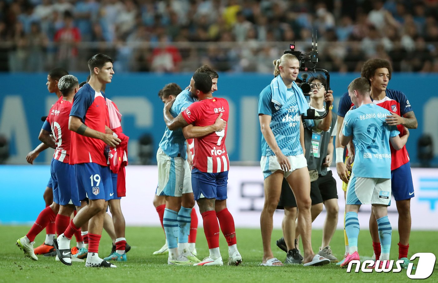 본문 이미지 - 지난해 쿠팡플레이 시리즈로 방한했던 맨체스터 시티와 아틀레티코 마드리드 선수들. 2023.7.30/뉴스1 ⓒ News1 박정호 기자