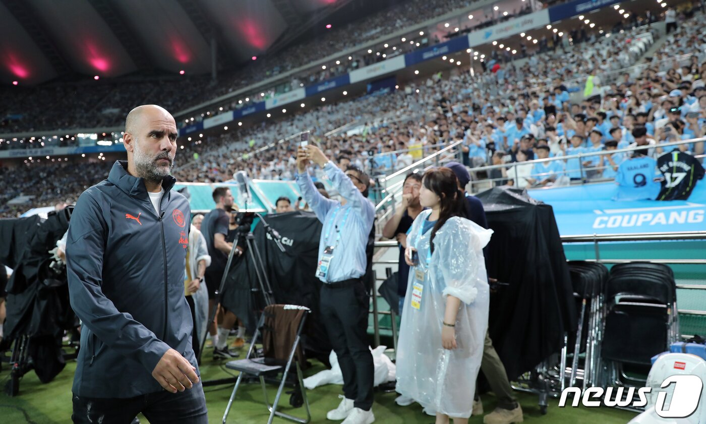 본문 이미지 - 30일 서울 마포구 서울월드컵경기장에서 열린 쿠팡플레이 시리즈 2차전 아틀레티코 마드리드와 맨체스터 시티 FC의 경기에서 맨시티 펩 과르디올라 감독이 벤치로 향하고 있다. 2023.7.30/뉴스1 ⓒ News1 박정호 기자