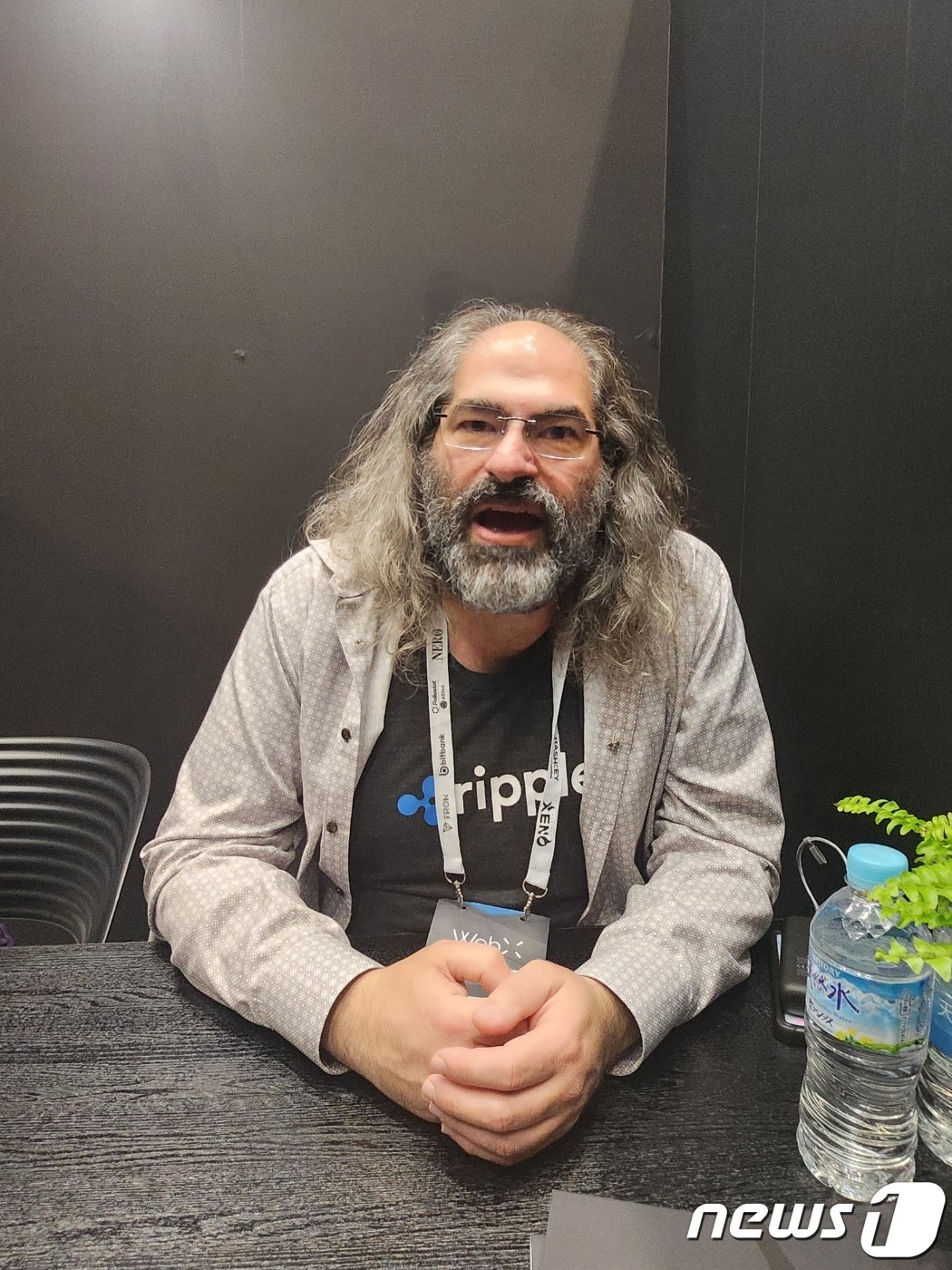 본문 이미지 - 데이비드 슈워츠 리플 CTO가 26일 일본 도쿄 국제 포럼에 마련된 리플 부스에서 <뉴스1>과의 인터뷰를 진행하고 있다.