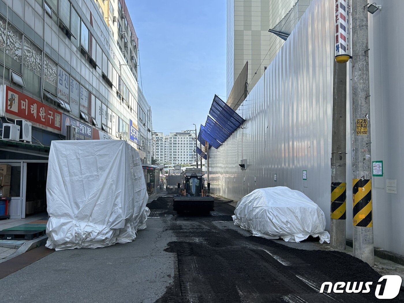 본문 이미지 - 지난 7월31일 광주 서구 화정동 현대산업개발 아파트 철거현장 인근에 주차된 차량의 모습. 피해보상에 협의하지 않은 일부 상인들이 공사현장 주변에 차량을 세워뒀다. (HDC현대산업개발 제공) 2023.7.31/뉴스1 