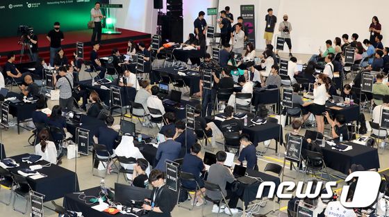 서울 웹3.0 페스티벌 개막,. 해커톤 대회 준비하는 참가자들