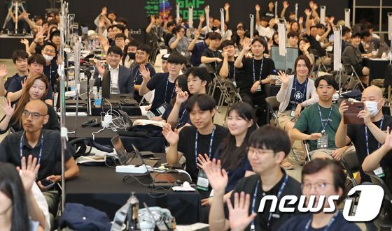 손 흔드는 서울 웹3.0 페스티벌 해커톤대회 참가자들