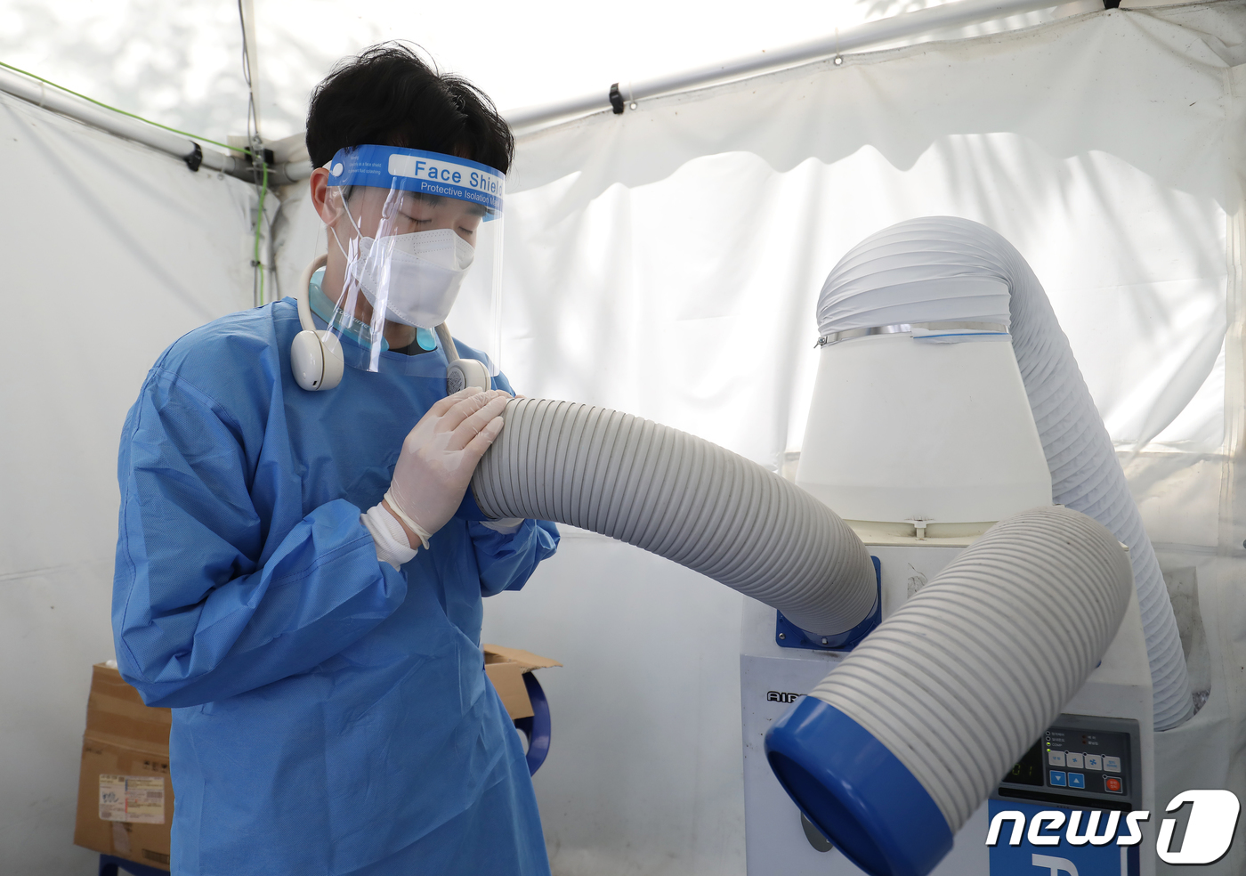 (부산=뉴스1) 윤일지 기자 = 부산지역에 폭염경보가 나흘째 내려진 31일 부산진구보건소 코로나19 선별진료소에서 의료진이 냉풍기로 더위를 식히고 있다. 2023.7.31/뉴스1