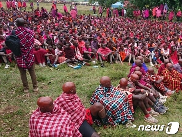 본문 이미지 - 마사이족이 성인식을 진행하는 모습.(나가마쓰 인스타그램 갈무리).