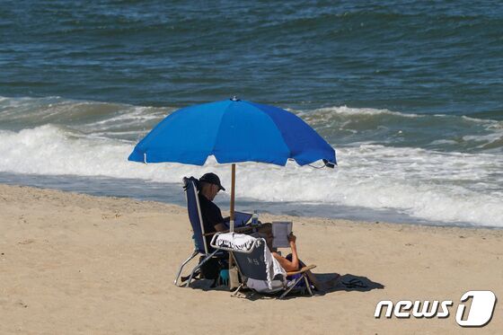 조 바이든 미국 대통령과 부인 질 바이든 여사가 30일(현지시간) 델라웨어주 레호보스 비치의 해변에서 책을 읽고 있다. 2023.7.31 © 로이터=뉴스1 © News1 우동명 기자