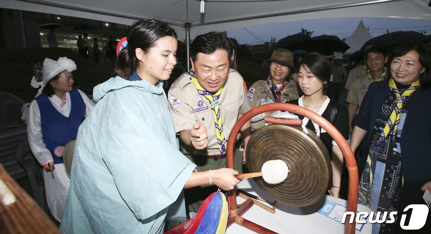 지난 30일 ‘JB-스카우트의 밤’ 행사에 참석한 김관영 전북지사 한 해외 참가 스카우트 대원에게 징 치는 방법을 설명하고 있다.2023.7.31.&#40;전북도 제공&#41;/뉴스1