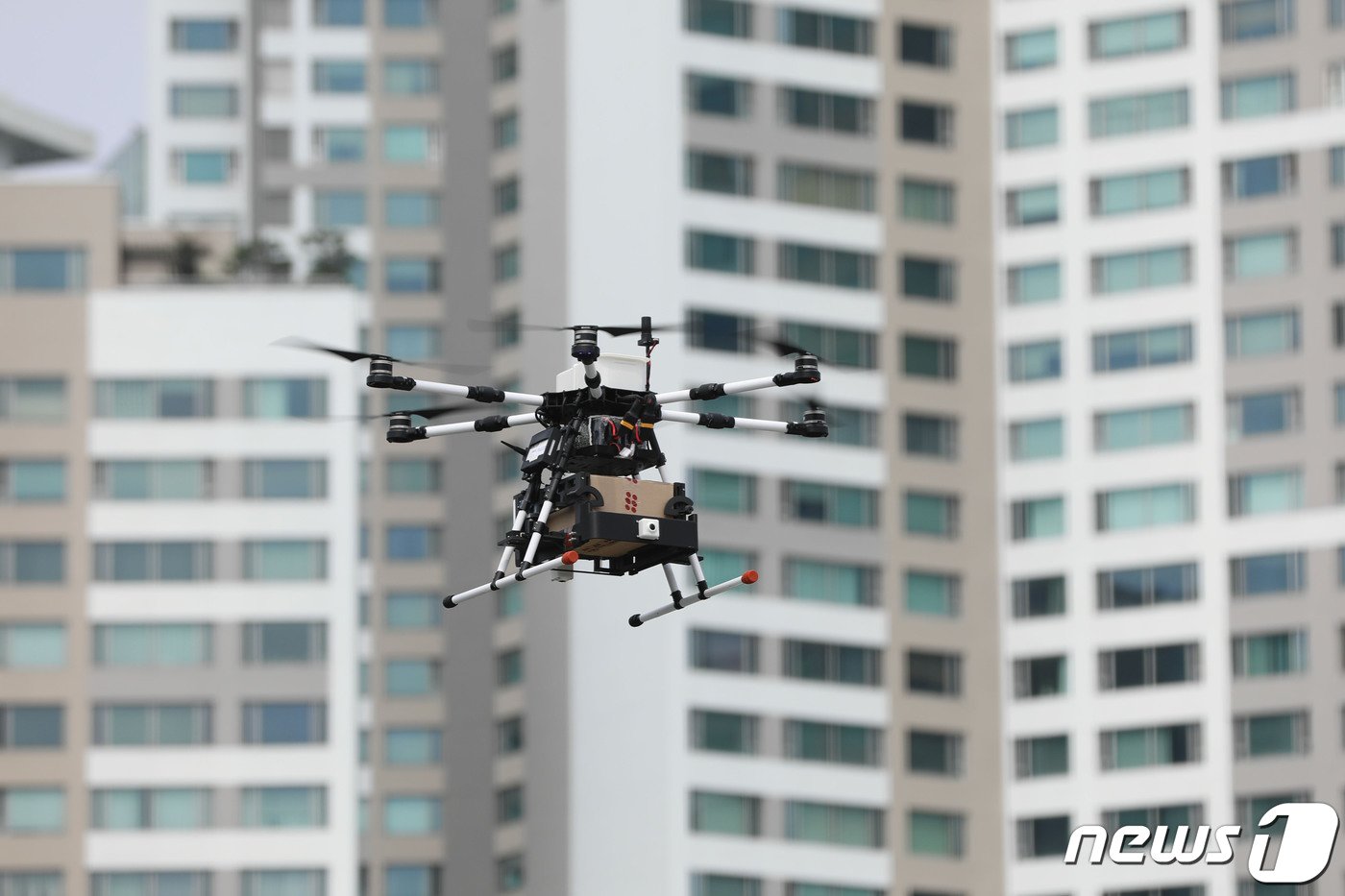 본문 이미지 - 경기 성남시 분당구 주택전시관에 설치된 드론배송센터에서 드론이 물품을 배송하고 있다. 2023.7.31/뉴스1 ⓒ News1 