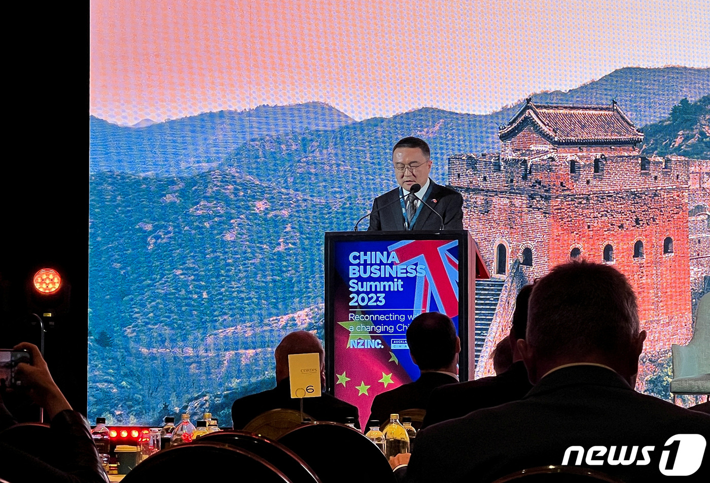 (오클랜드 로이터=뉴스1) 임윤지 기자 = 17일(현지시간) 뉴질랜드 오클랜드에서 열린 차이나 비즈니스 서밋에서 왕샤오룽 주뉴질랜드 중국대사가 연설을 하고 있다. 2023.07.1 …