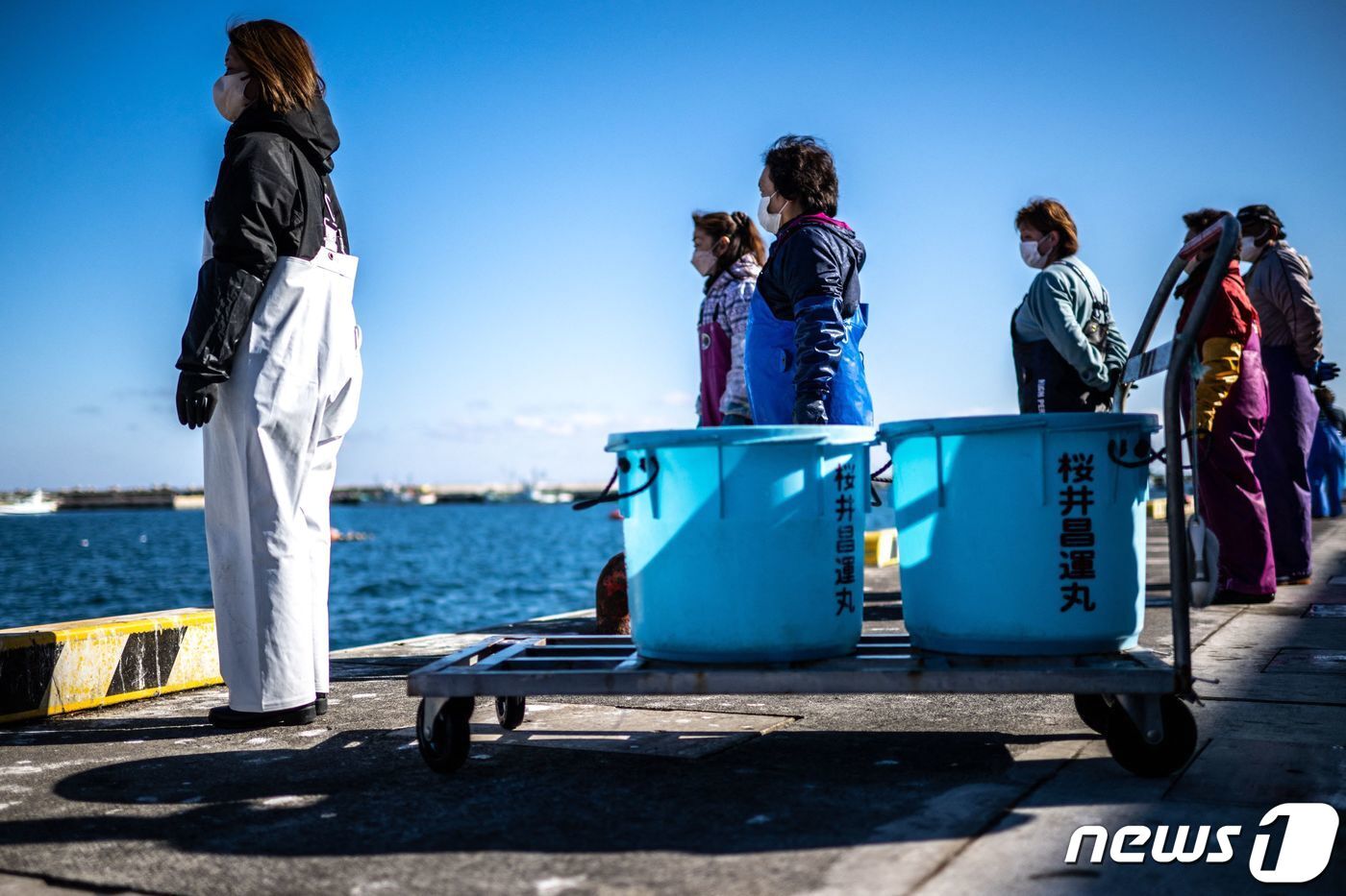 본문 이미지 - 일본 후쿠시마현 소마시(市) 마쓰카와우라의 항구에서 어민들이 바다를 바라보고 있다. 2023.01.19/ ⓒ AFP=뉴스1 ⓒ News1 권진영 기자