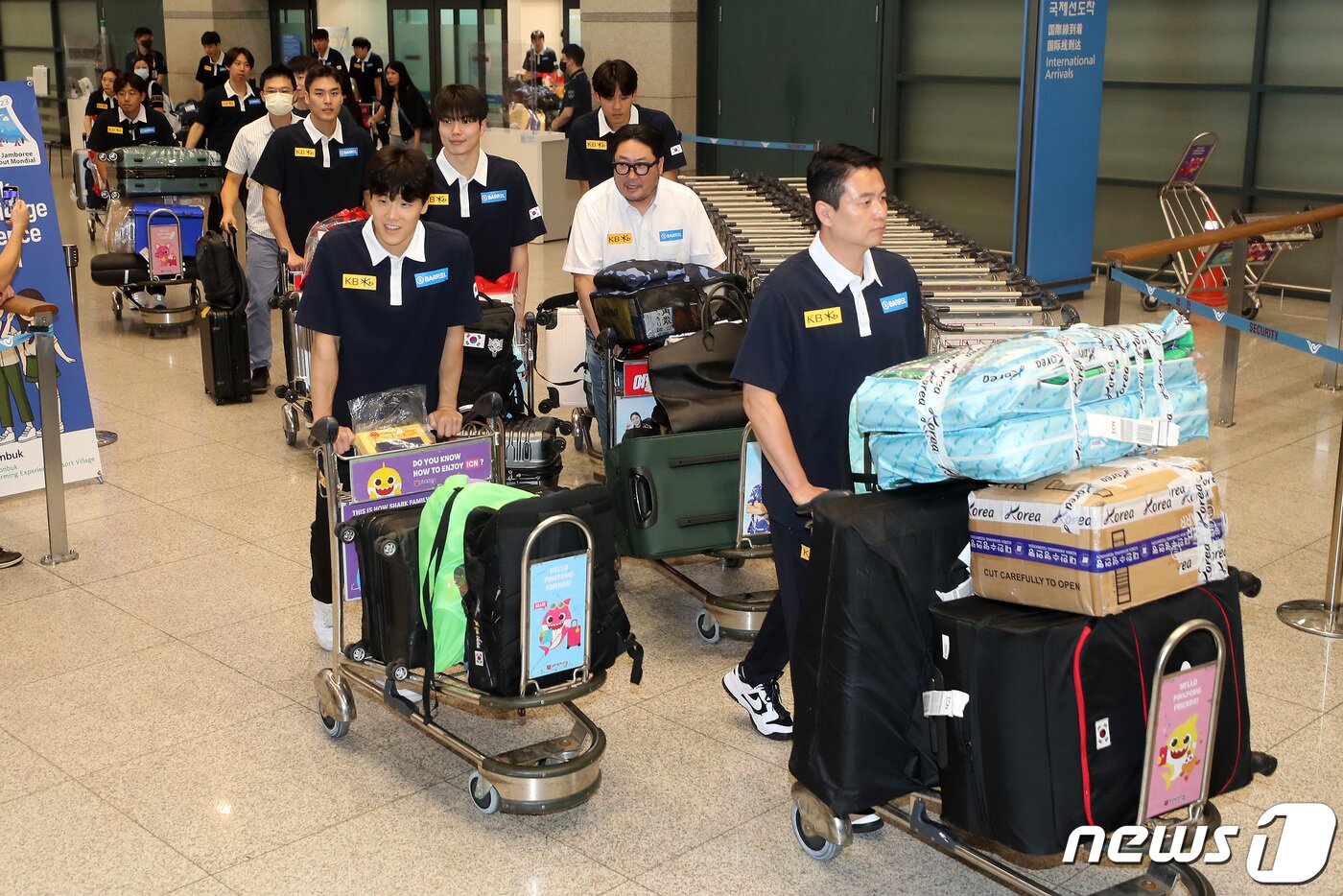 본문 이미지 - 2023 후쿠오카 세계수영선수권대회를 마친 수영 국가대표 선수들이 31일 오후 인천국제공항 1터미널을 통해 귀국하고 있다. 2023.7.31/뉴스1 ⓒ News1 이동해 기자
