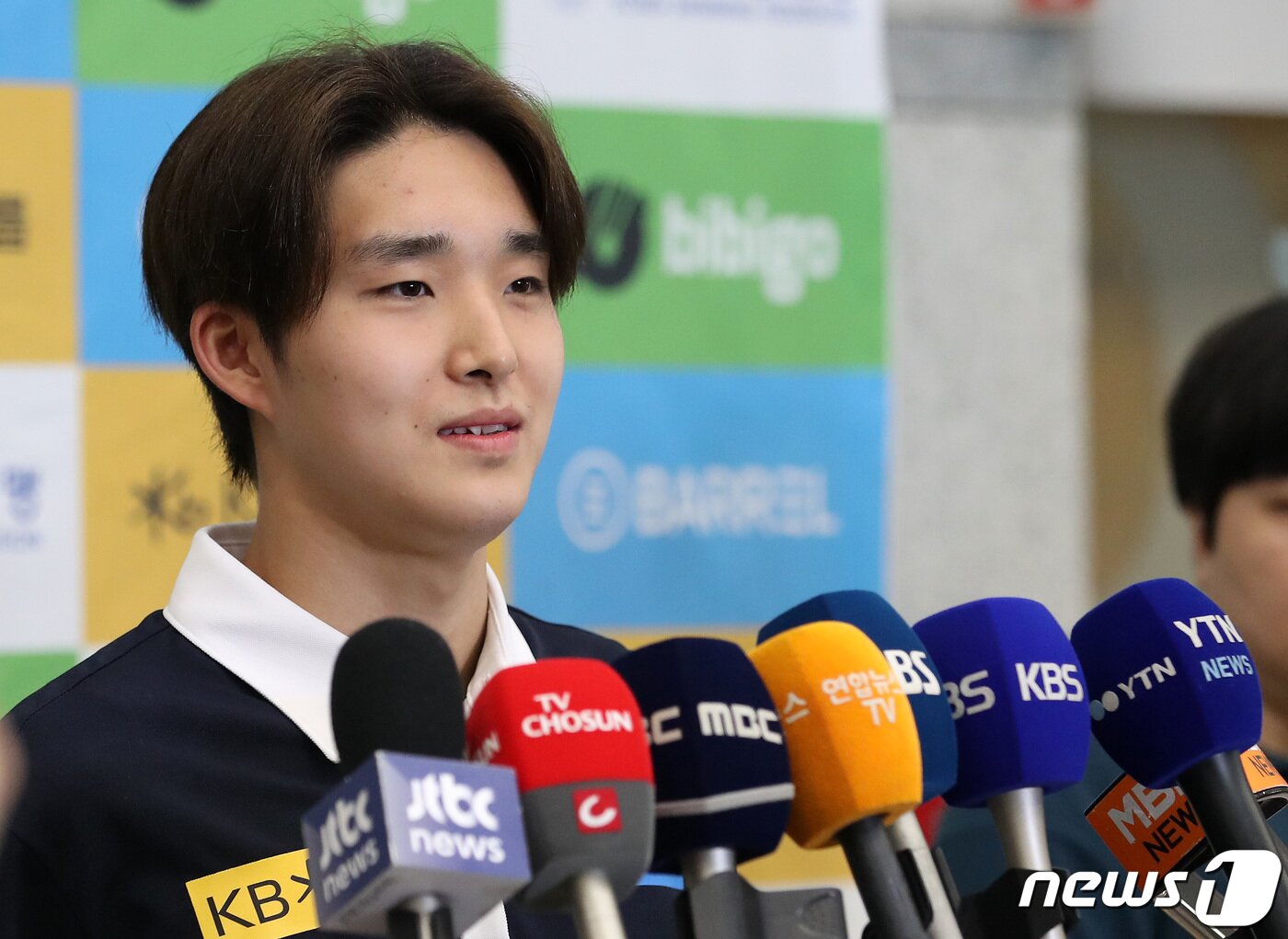 본문 이미지 - 2023 후쿠오카 세계수영선수권대회를 마친 김우민이 31일 오후 인천국제공항 1터미널을 통해 귀국해 인터뷰를 하고 있다. 2023.7.31/뉴스1 ⓒ News1 이동해 기자