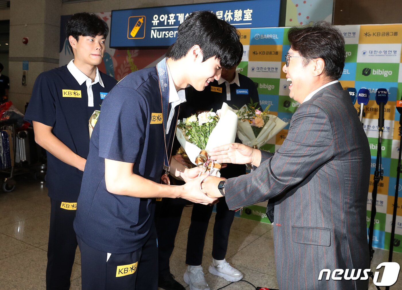 본문 이미지 - 2023 후쿠오카 세계수영선수권대회 남자 계영 800m 결승에서 한국기록을 갈아치우며 6위를 차지한 황선우와 이호준, 김우민, 양재훈이 31일 오후 인천국제공항 1터미널을 통해 귀국해 정창훈 대한수영연맹 회장으로부터 축하 꽃다발을 받고 있다. 2023.7.31/뉴스1 ⓒ News1 이동해 기자