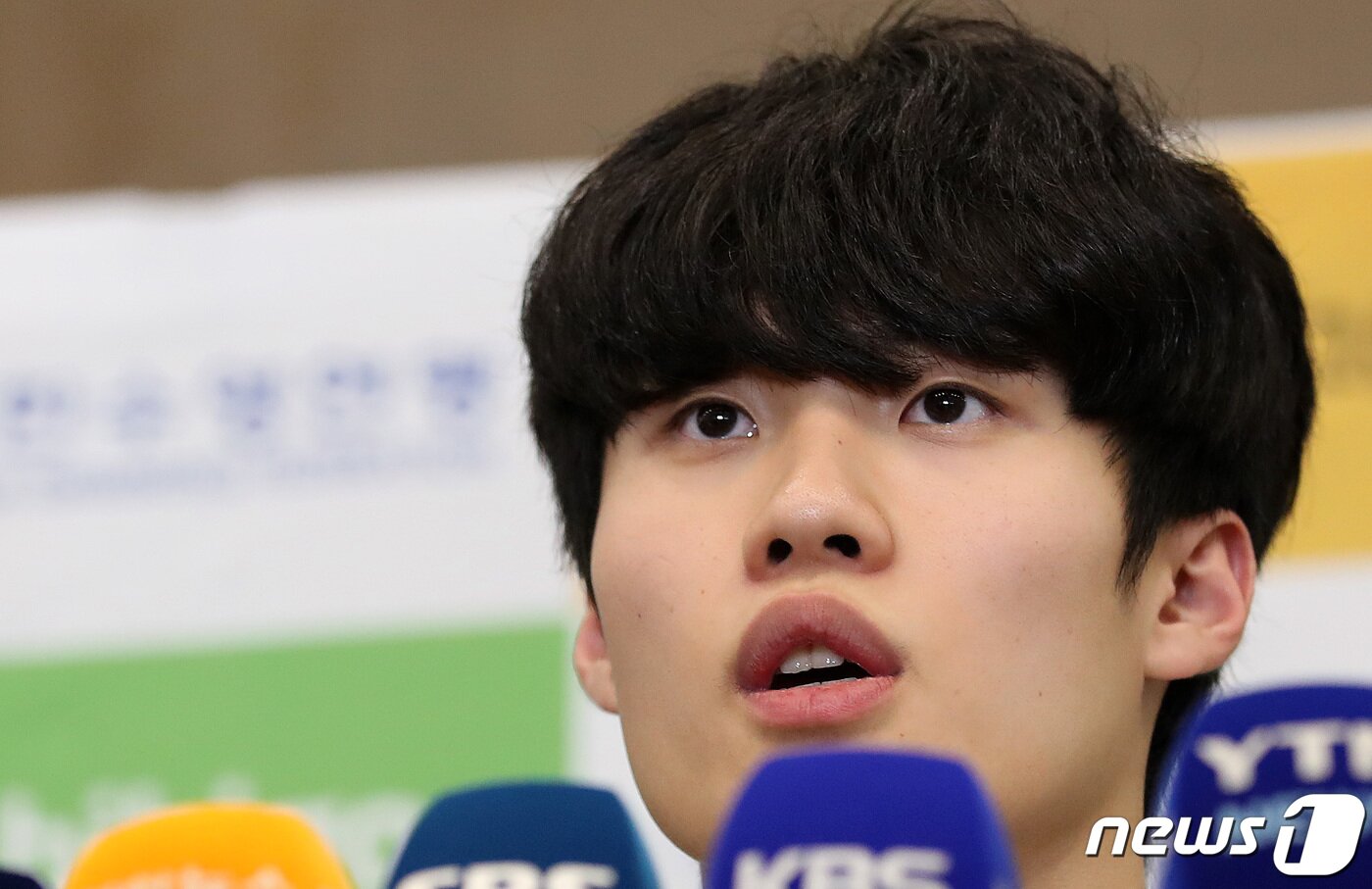 본문 이미지 - 2023 후쿠오카 세계수영선수권대회 자유형 200m 동메달리스트인 황선우가 31일 오후 인천국제공항 1터미널을 통해 귀국해 인터뷰를 하고 있다. 2023.7.31/뉴스1 ⓒ News1 이동해 기자