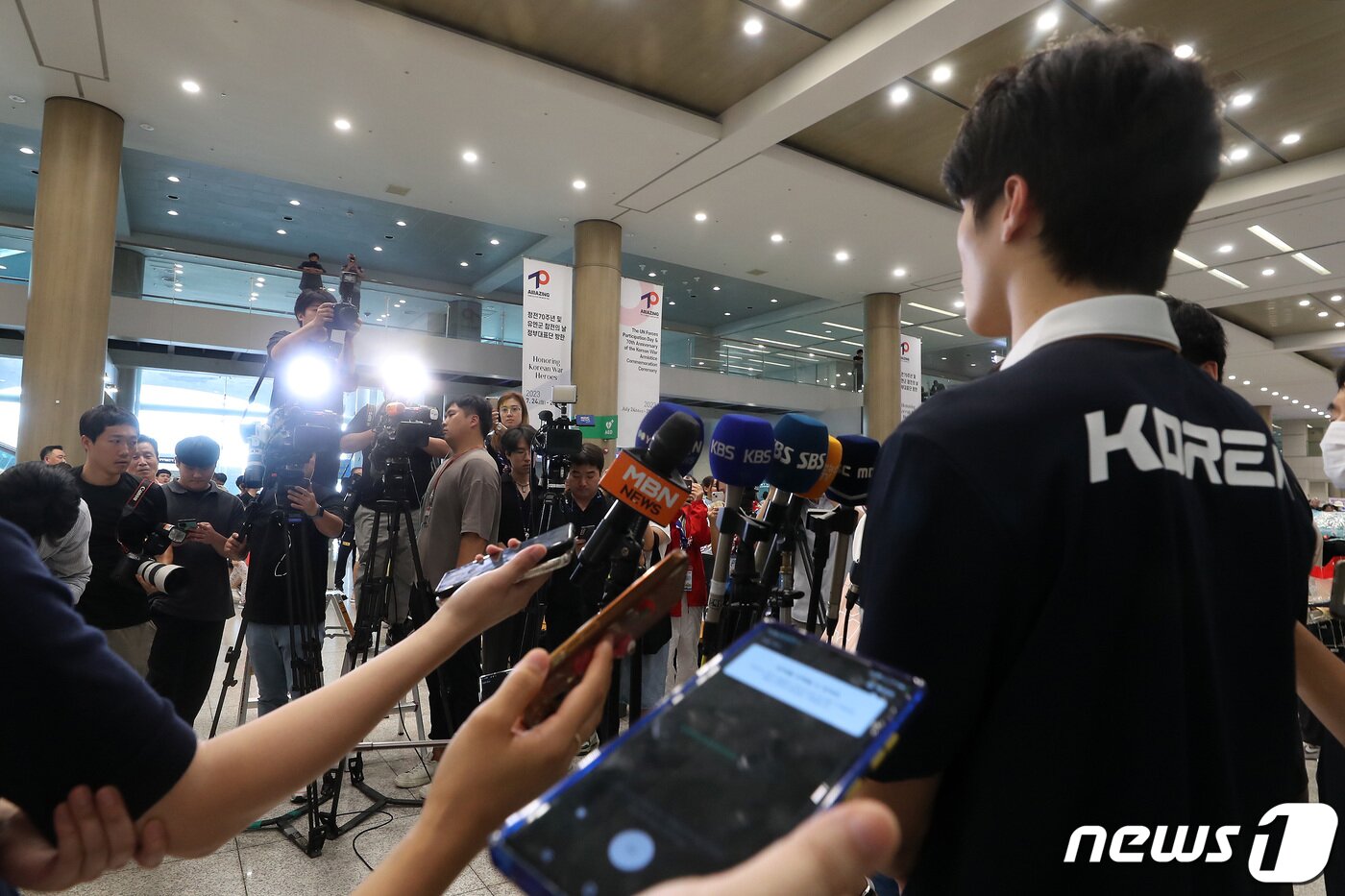 본문 이미지 - 2023 후쿠오카 세계수영선수권대회 자유형 200m 동메달리스트인 황선우가 31일 오후 인천국제공항 1터미널을 통해 귀국해 인터뷰를 하고 있다. 2023.7.31/뉴스1 ⓒ News1 이동해 기자