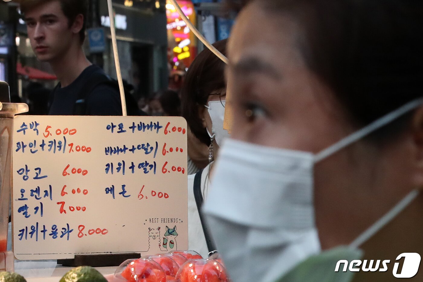 본문 이미지 - 서울 시청, 중구청 관계자들이 31일 오후 서울 중구 거리에서 거리가게&#40;노점&#41;를 대상으로 바가지 요금 등 불법행위 특별 점검을 하고 있다. 서울시는 오는 8월11일까지 명동, 홍대 등 외국인 관광객이 많이 찾는 7대 관광특구를 중심으로 바가지 요금 및 여름철 위생 안전 점검 등에 나선다. 2023.7.31/뉴스1 ⓒ News1 이승배 기자