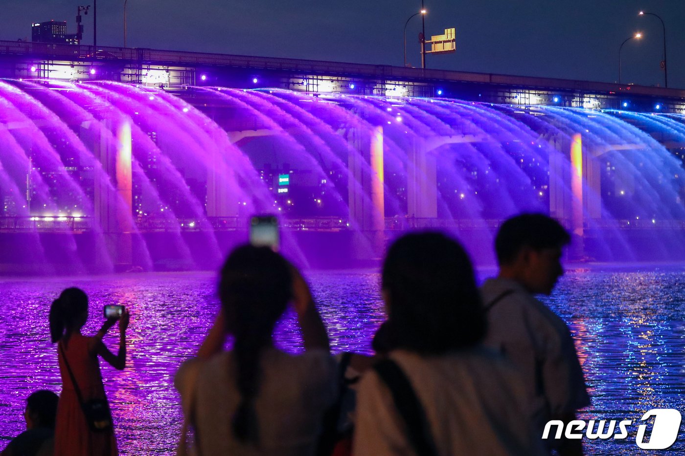 본문 이미지 - 서울 지역  최고기온이 33도를 넘은 31일 저녁 반포한강공원을 찾은 시민들이 반포대교 달빛무지개분수를 보며 열대야를 이겨내고 있다. 2023.7.31/뉴스1 ⓒ News1 민경석 기자