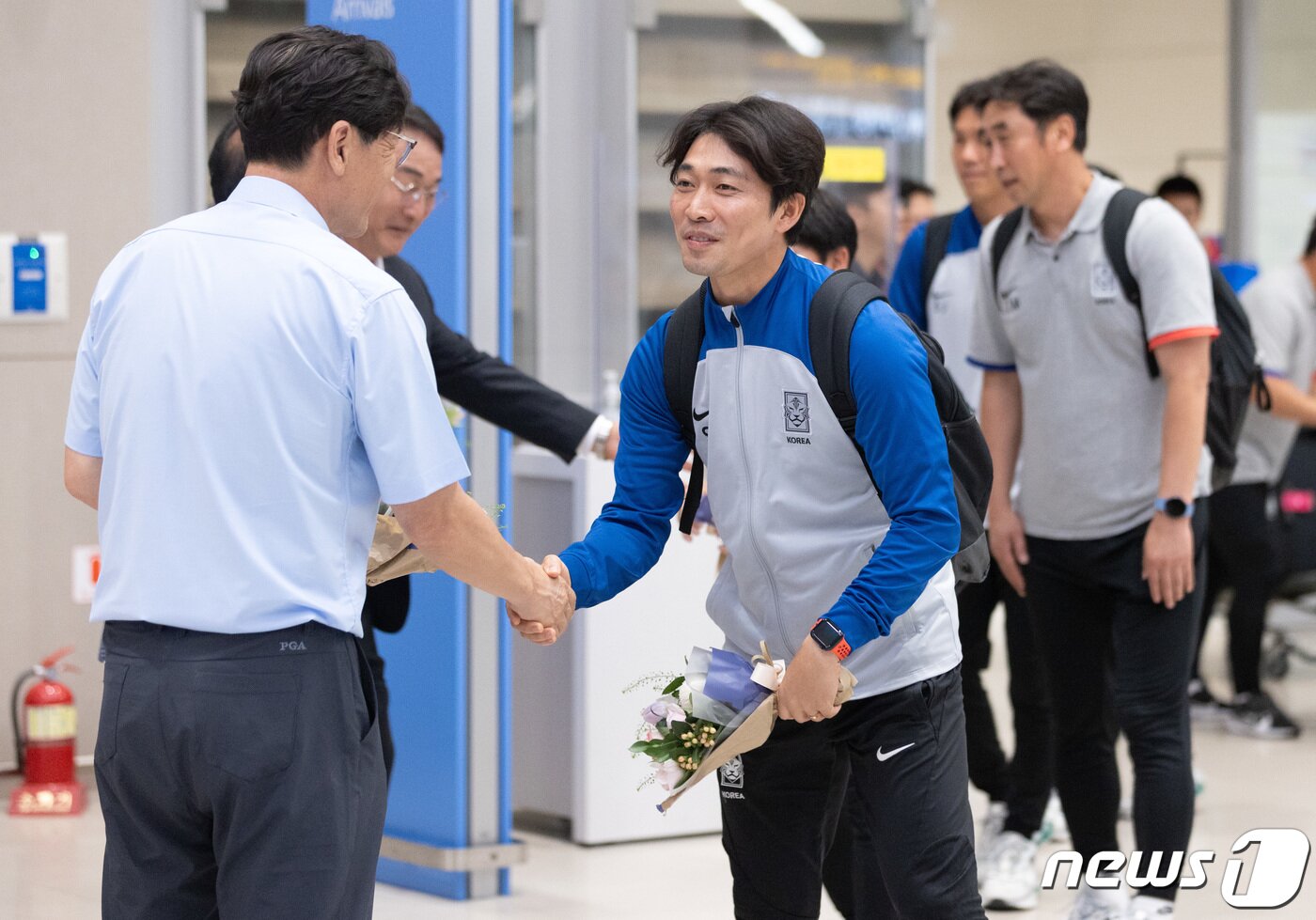 본문 이미지 - 아시아축구연맹(AFC) U-17 아시안컵에서 준우승을 차지한 변성환 대한민국 축구 대표팀 감독이 4일 오전 인천국제공항을 통해 귀국하고 있다. 2023.7.4/뉴스1 ⓒ News1 이재명 기자
