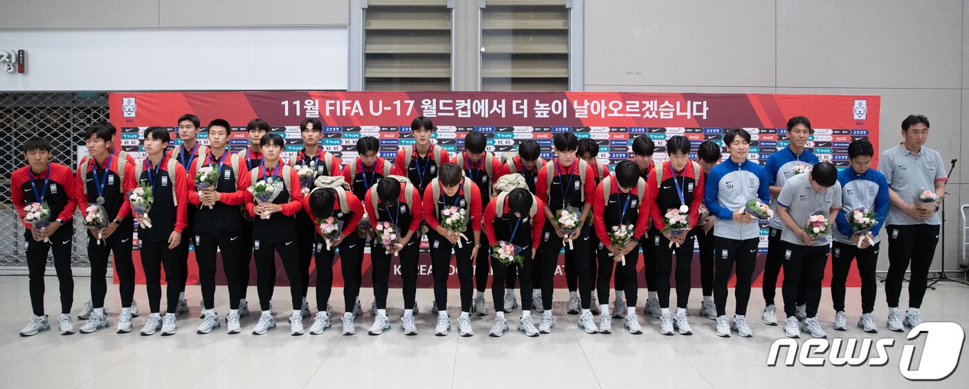 본문 이미지 - 아시아축구연맹(AFC) U-17 아시안컵에서 준우승을 차지한 대한민국 축구 대표팀 선수들이 4일 오전 인천국제공항을 통해 귀국한 후 인사하고 있다. 2023.7.4/뉴스1 ⓒ News1 이재명 기자