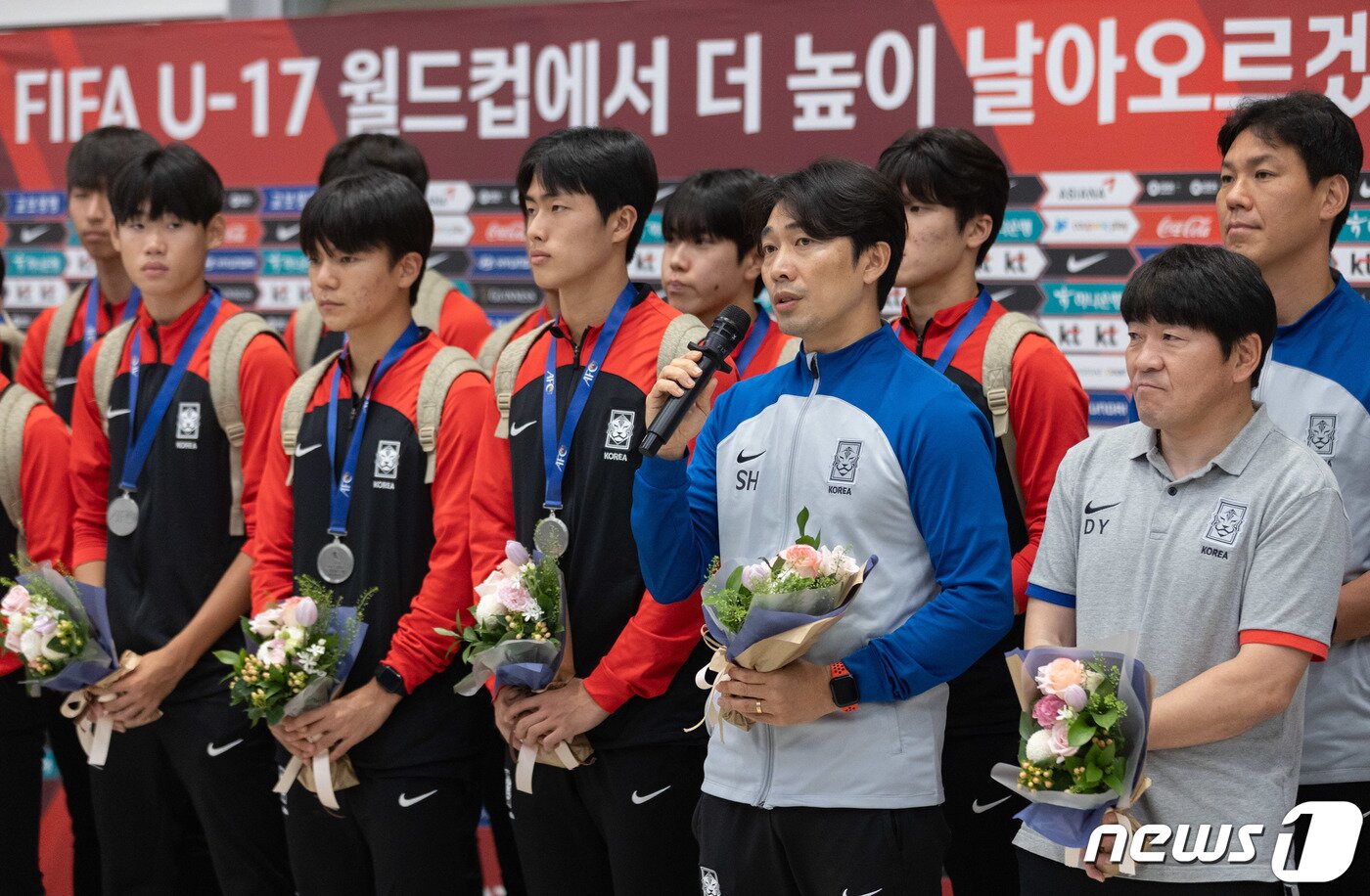 본문 이미지 - 아시아축구연맹(AFC) U-17 아시안컵에서 준우승을 차지한 변성환 대한민국 축구 대표팀 감독이 4일 오전 인천국제공항을 통해 귀국한 후 소감을 말하고 있다. 2023.7.4/뉴스1 ⓒ News1 이재명 기자