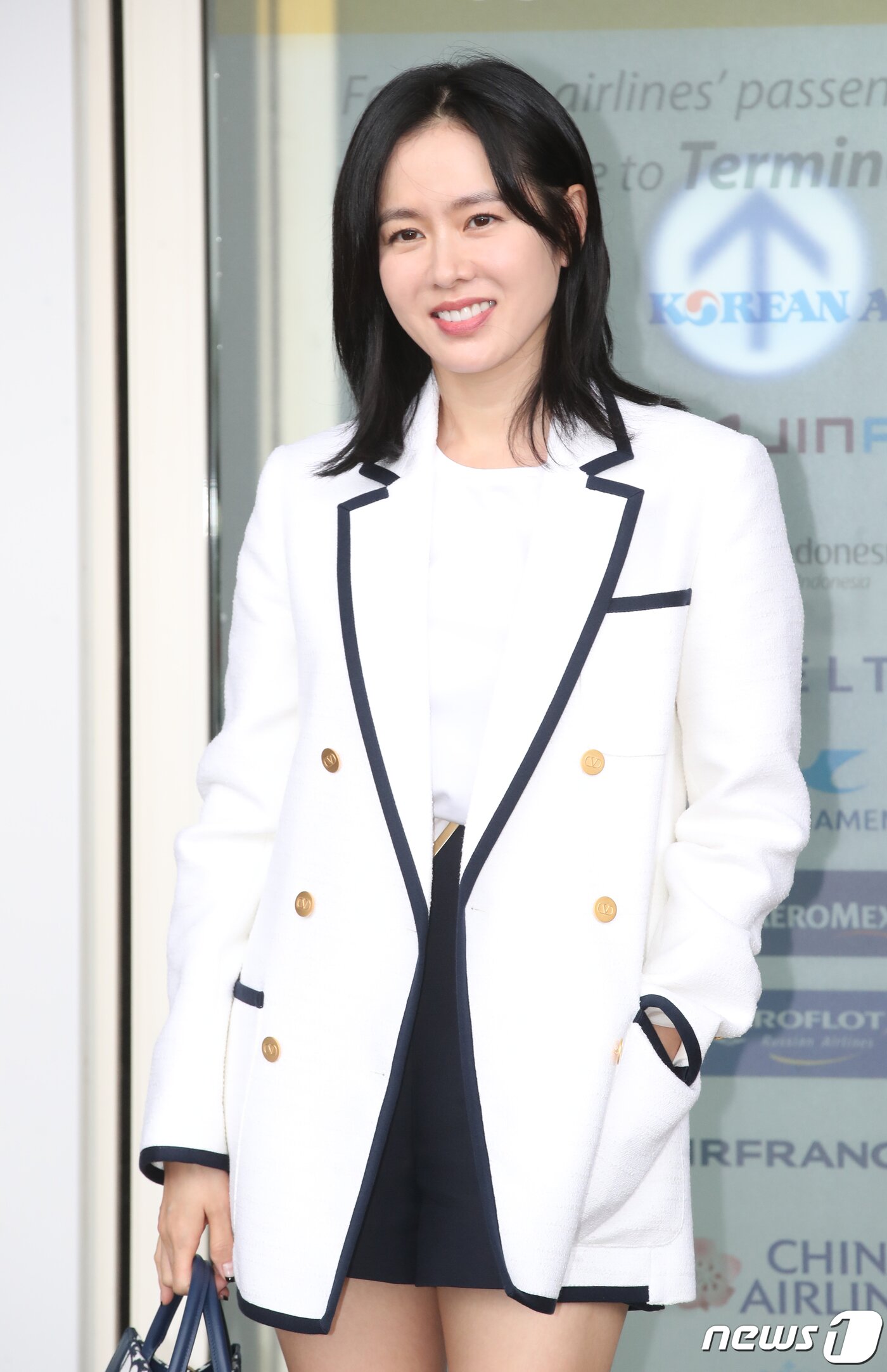 본문 이미지 - 배우 손예진이 패션쇼 참석차 4일 오전 인천공항에 도착해 프랑스 파리로 출국하기 전 인사를 하고 있다. 2023.7.4/뉴스1 ⓒ News1 권현진 기자