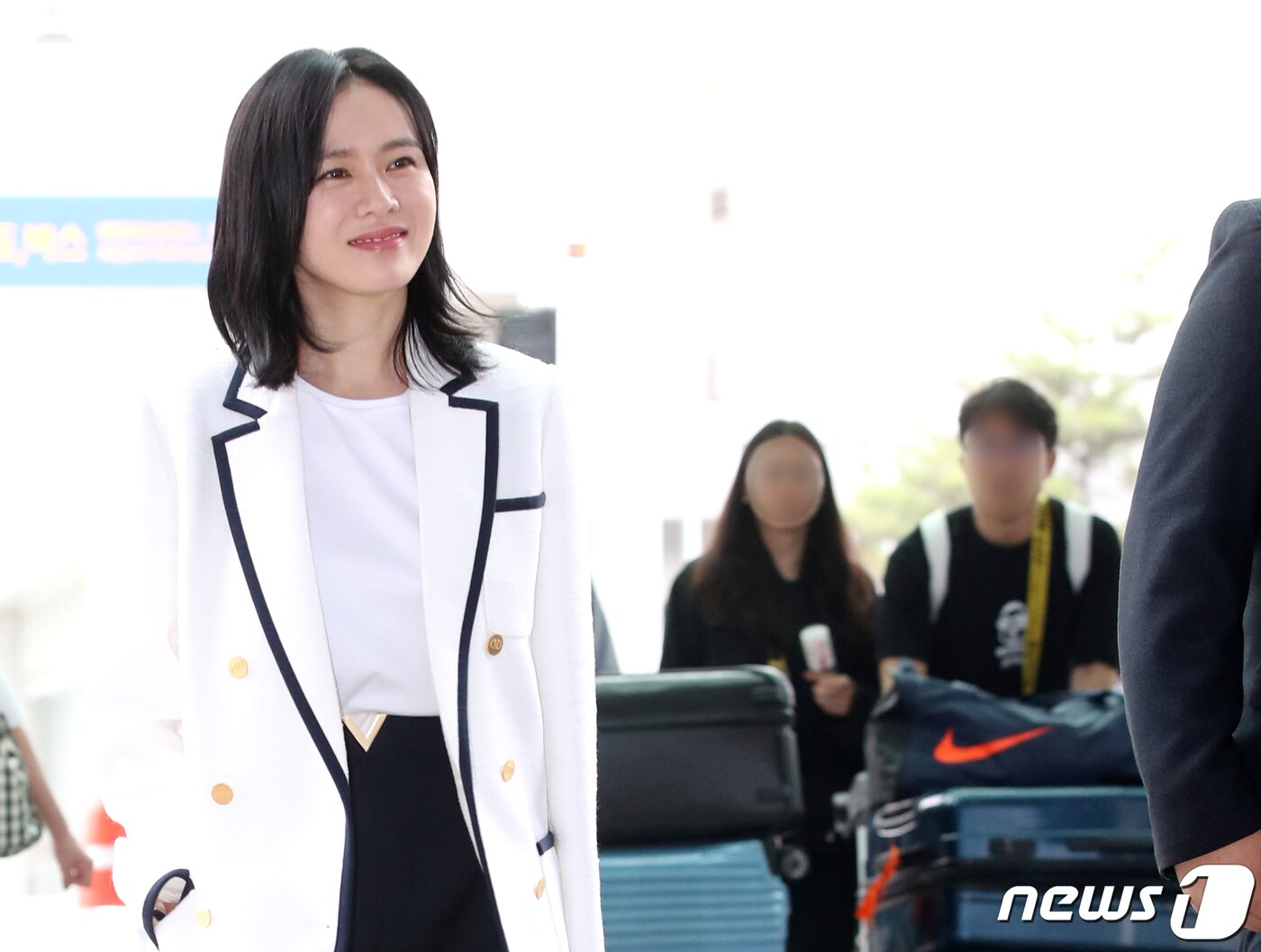 본문 이미지 - 배우 손예진이 패션쇼 참석차 4일 오전 인천공항을 통해 프랑스 파리로 출국하고 있다. 2023.7.4/뉴스1 ⓒ News1 권현진 기자