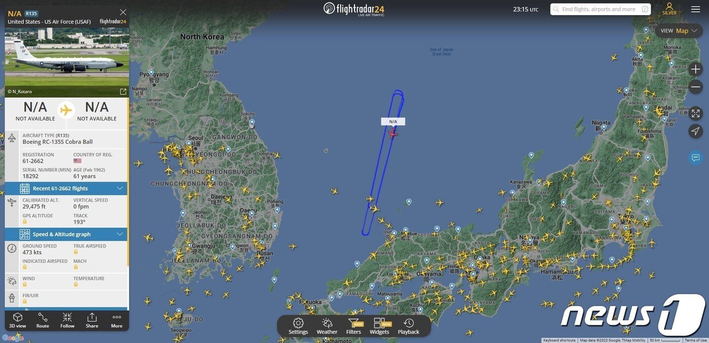 본문 이미지 - 미 공군 정찰기 RC-135S '코브라볼'이 4일 오전 동해 상공을 비행 중이다. (플라이트레이더24 캡처)