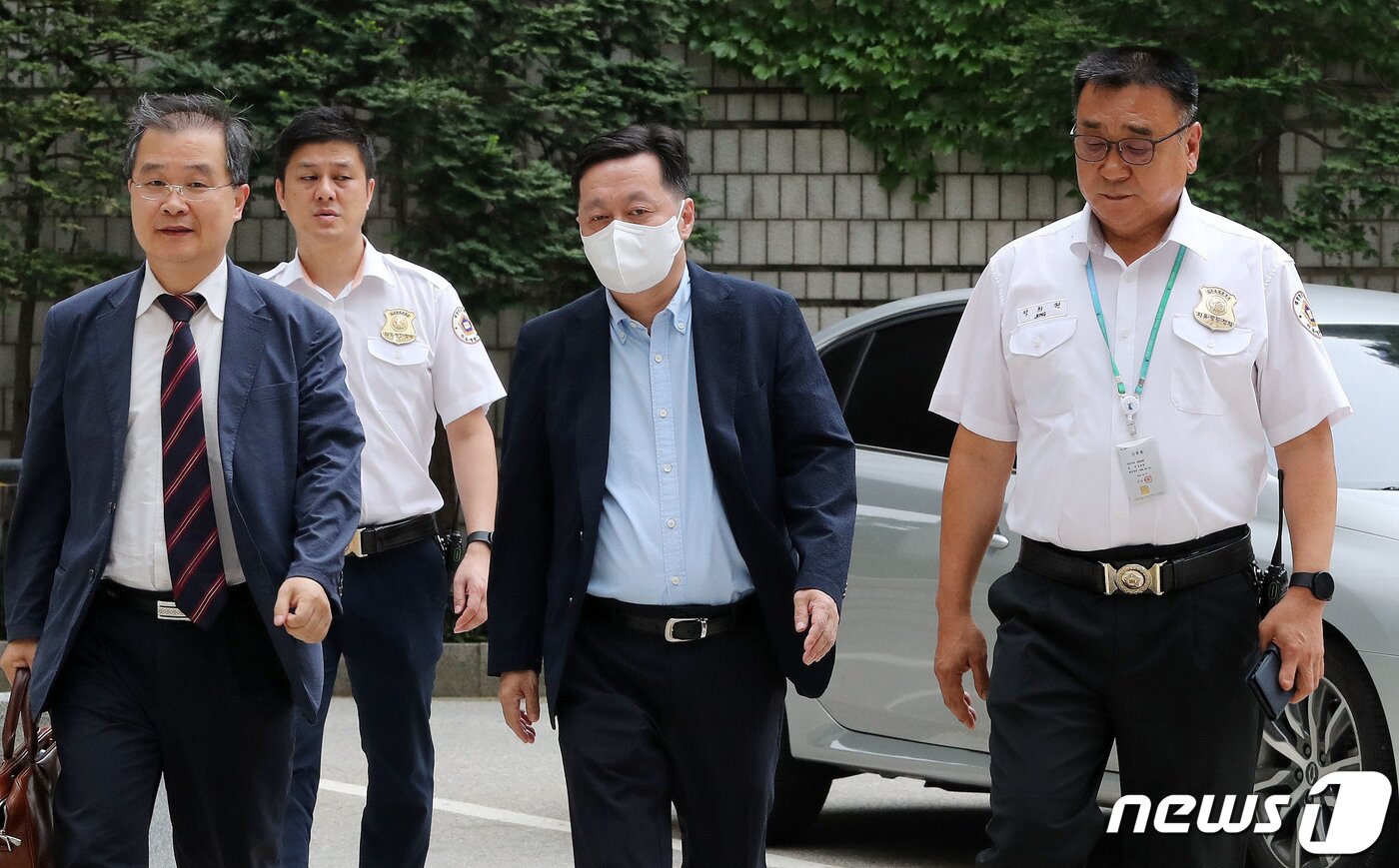 본문 이미지 - 정진상 전 실장이 대장동 개발 재판에 출석하기 위해 서울중앙지법에 들어서고 있다. 2023.7.4/뉴스1 ⓒ News1 박세연 기자