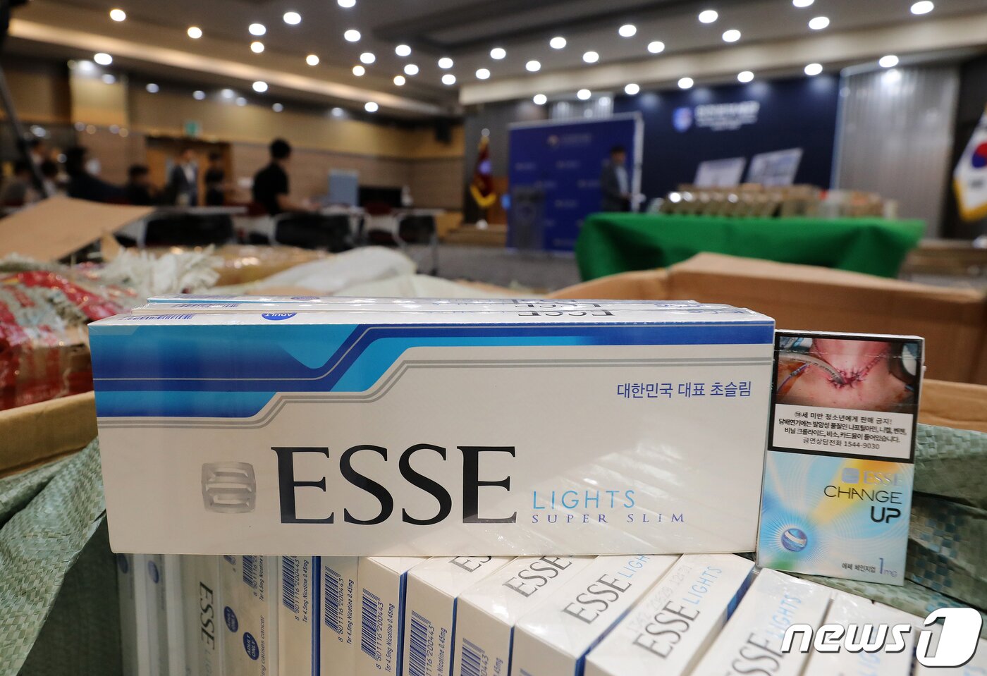 본문 이미지 - 4일 오전 인천 중구 인천본부세관 강당에서 열린 중국산 담배 및 국산담배 위조품 밀수 단속 경과 브리핑에서 시중에 유통 중인 경고 안내문이 부착된 국산 담배(오른쪽)와 위조 담배가 놓여져 있다. 2023.7.4/뉴스1 ⓒ News1 김진환 기자