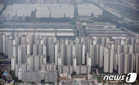 서울 송파구 롯데월드타워 서울스카이 전망대에서 바라본 아파트 단지. 2023.7.4/뉴스1 © News1 김민지 기자