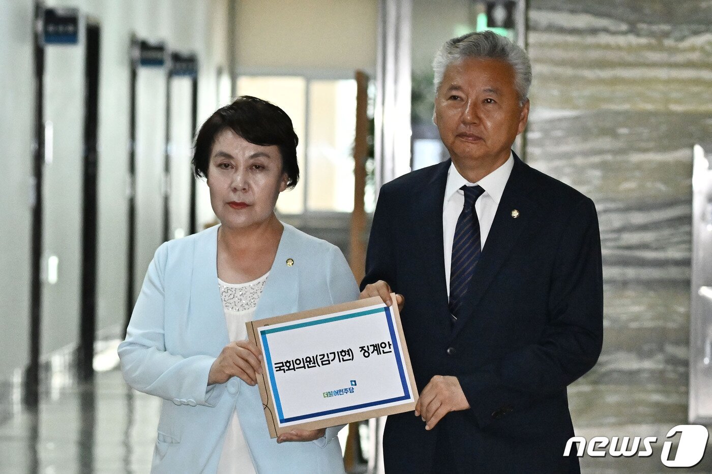 본문 이미지 - 정춘숙(왼쪽), 홍성국 더불어민주당 의원이 4일 오전 서울 여의도 국회에서 김기현 국민의힘 대표의 '마약 발언'과 관련해 징계안을 제출하기 위해 의안과로 들어서고 있다. (공동취재) 2023.7.4/뉴스1 ⓒ News1 임세영 기자