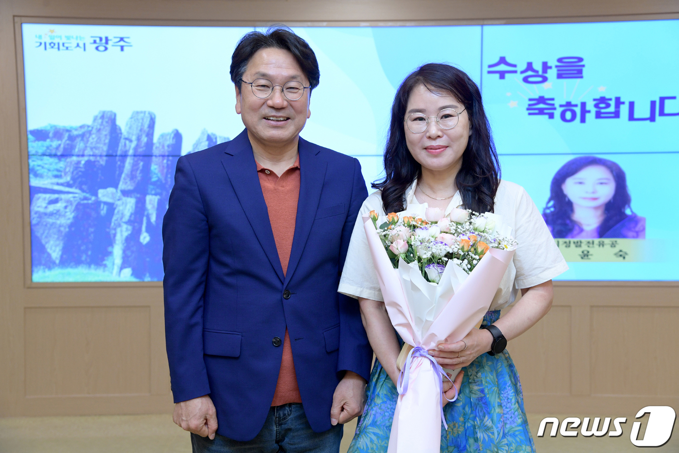 (광주=뉴스1) 박준배 기자 = 강기정 광주시장이 4일 오전 시청 비즈니스룸에서 시정발전 유공자 표창을 한 후 기념촬영을 하고 있다.(광주시 제공)2023.7.4/뉴스1