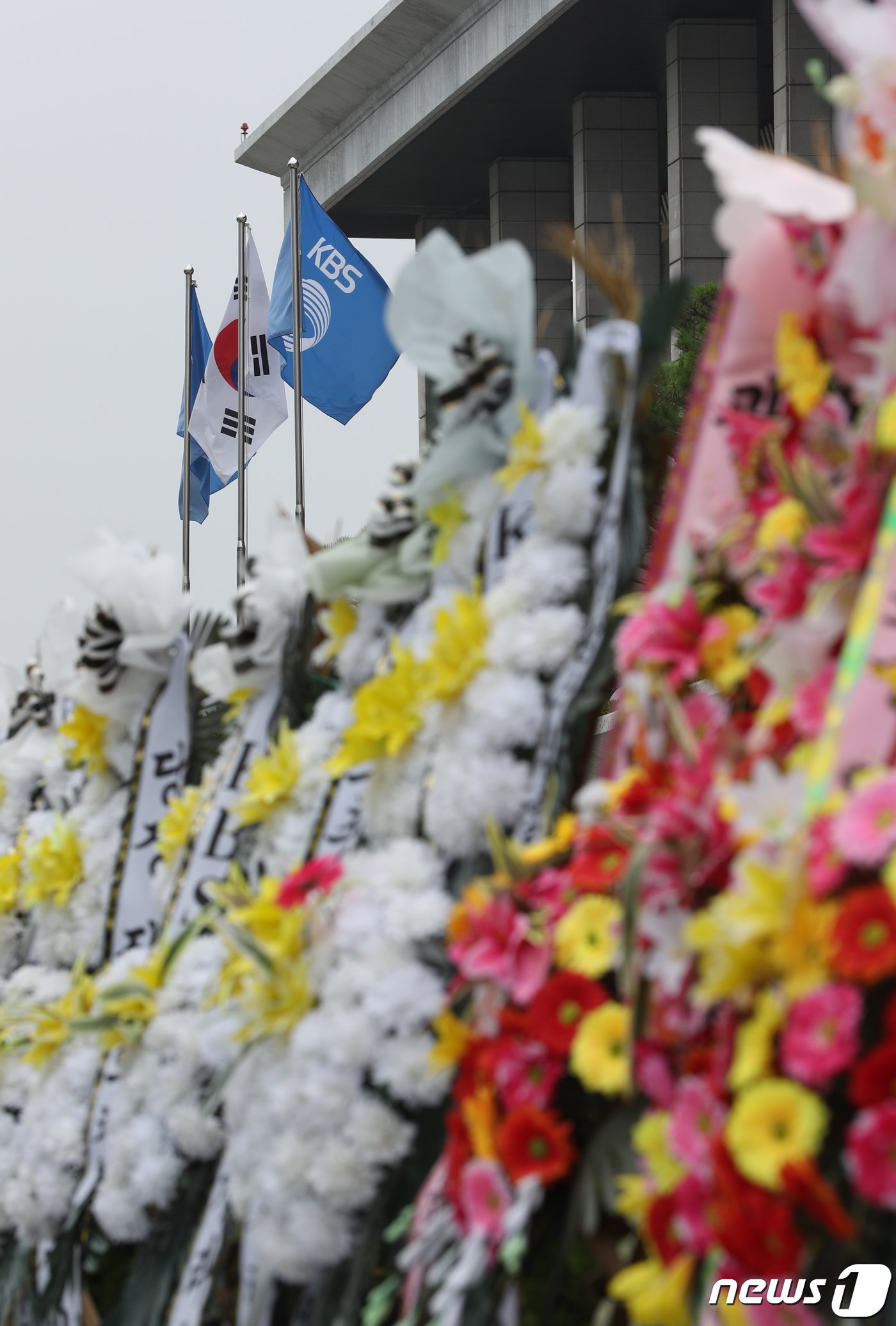 본문 이미지 - 4일 서울 여의도 KBS 앞에 수신료 분리 징수를 촉구하며 놓인 근조 화환의 모습. 2023.7.4/뉴스1 ⓒ News1 신웅수 기자