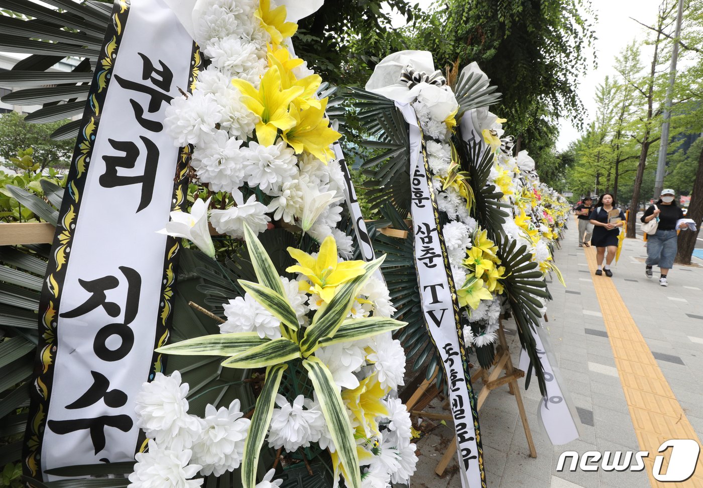 본문 이미지 - 4일 서울 여의도 KBS 앞에 수신료 분리 징수를 촉구하며 놓인 근조 화환의 모습. 2023.7.4/뉴스1 ⓒ News1 신웅수 기자