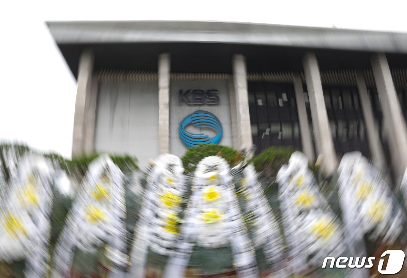 본문 이미지 - 4일 서울 여의도 KBS 앞에 수신료 분리 징수를 촉구하며 놓인 근조 화환의 모습. 2023.7.4/뉴스1 ⓒ News1 신웅수 기자