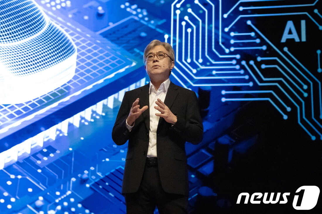 본문 이미지 - 최시영 삼성전자 파운드리사업부 사장이 4일 서울 강남구 삼성동 코엑스에서 열린 '삼성 파운드리/SAFE 포럼'에서 기조연설을 하고 있다. (삼성전자 제공) 2023.7.4/뉴스1