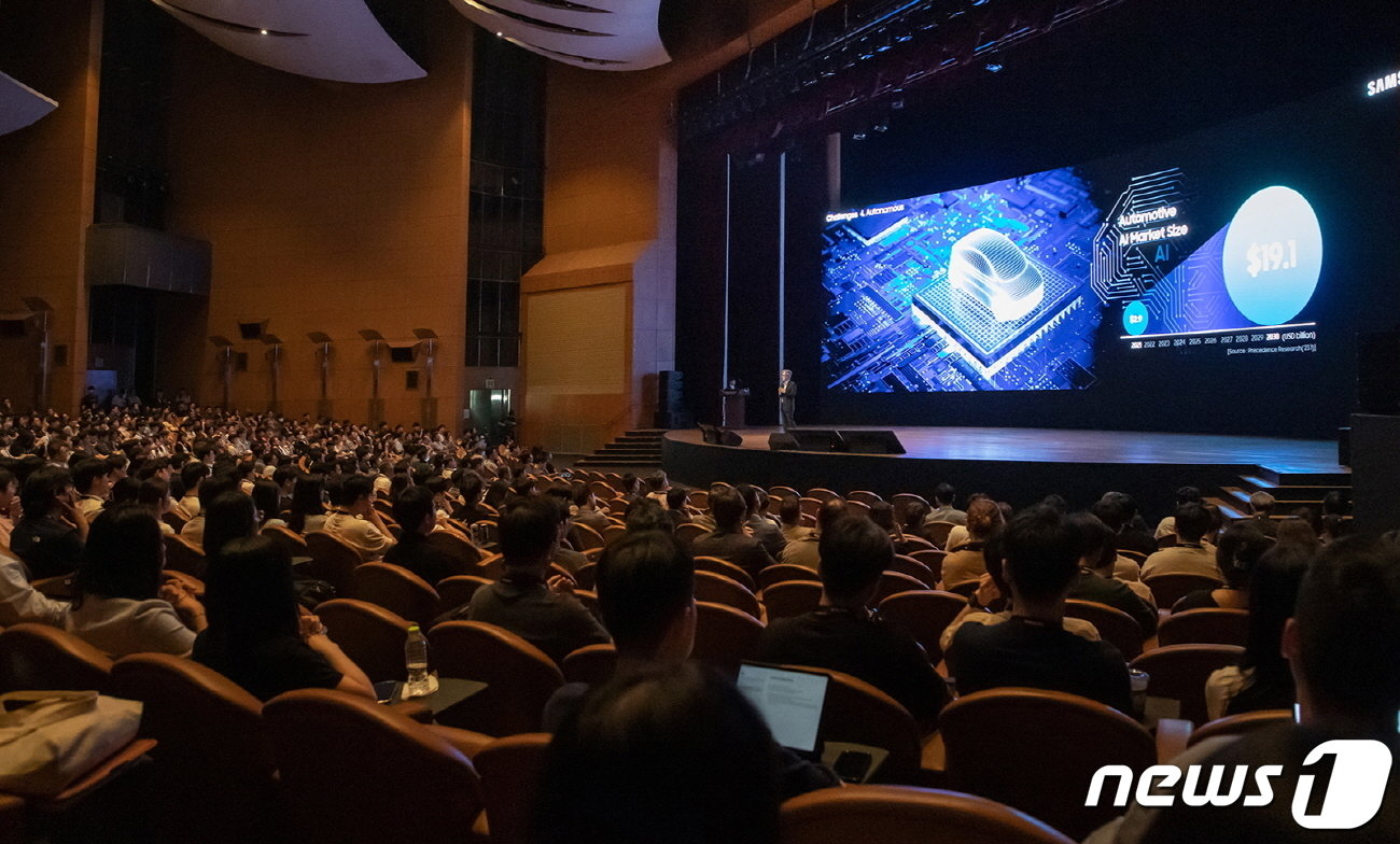 본문 이미지 - 최시영 삼성전자 파운드리사업부 사장이 지난해 7월 4일 서울 강남구 삼성동 코엑스에서 열린 '삼성 파운드리/SAFE 포럼'에서 기조연설을 하고 있다. (삼성전자 제공) 2023.7.4/뉴스1