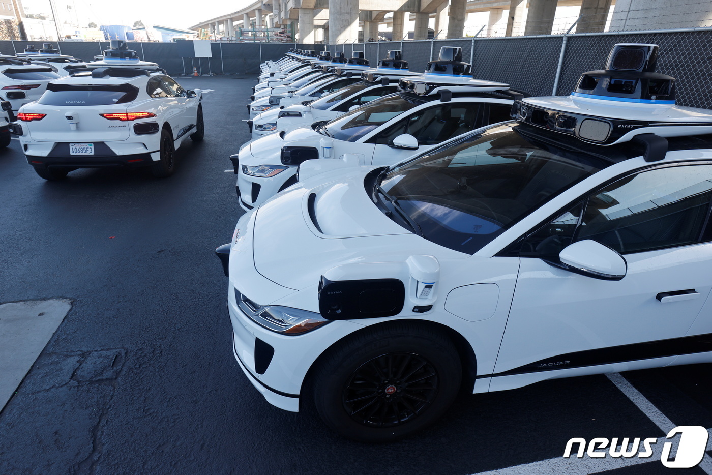 (샌프란시스코 로이터=뉴스1) 김성식 기자 = 2021년 10월 미국 샌프란시스코에서 구글이 운영하는 자율주행 무인택시(로보택시) 웨이모가 주차장에 주차된 모습이다. 2021.10 …