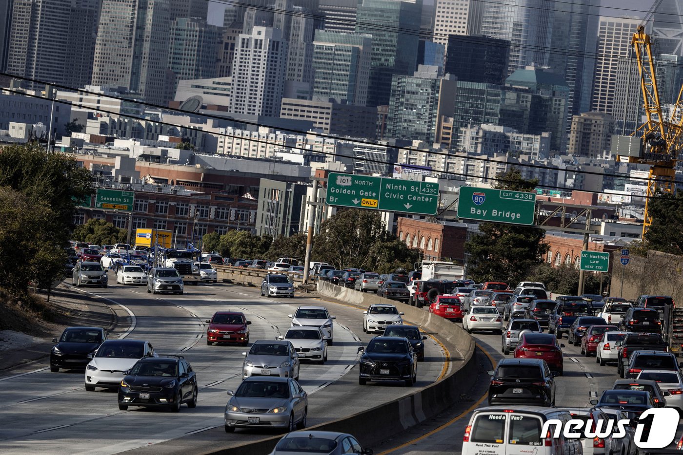 본문 이미지 - 퇴근 시간 차량으로 붐비는 미국 샌프란시스코의 고가 도로 모습. 2022.8.25. ⓒ 로이터=뉴스1 ⓒ News1 김성식 기자
