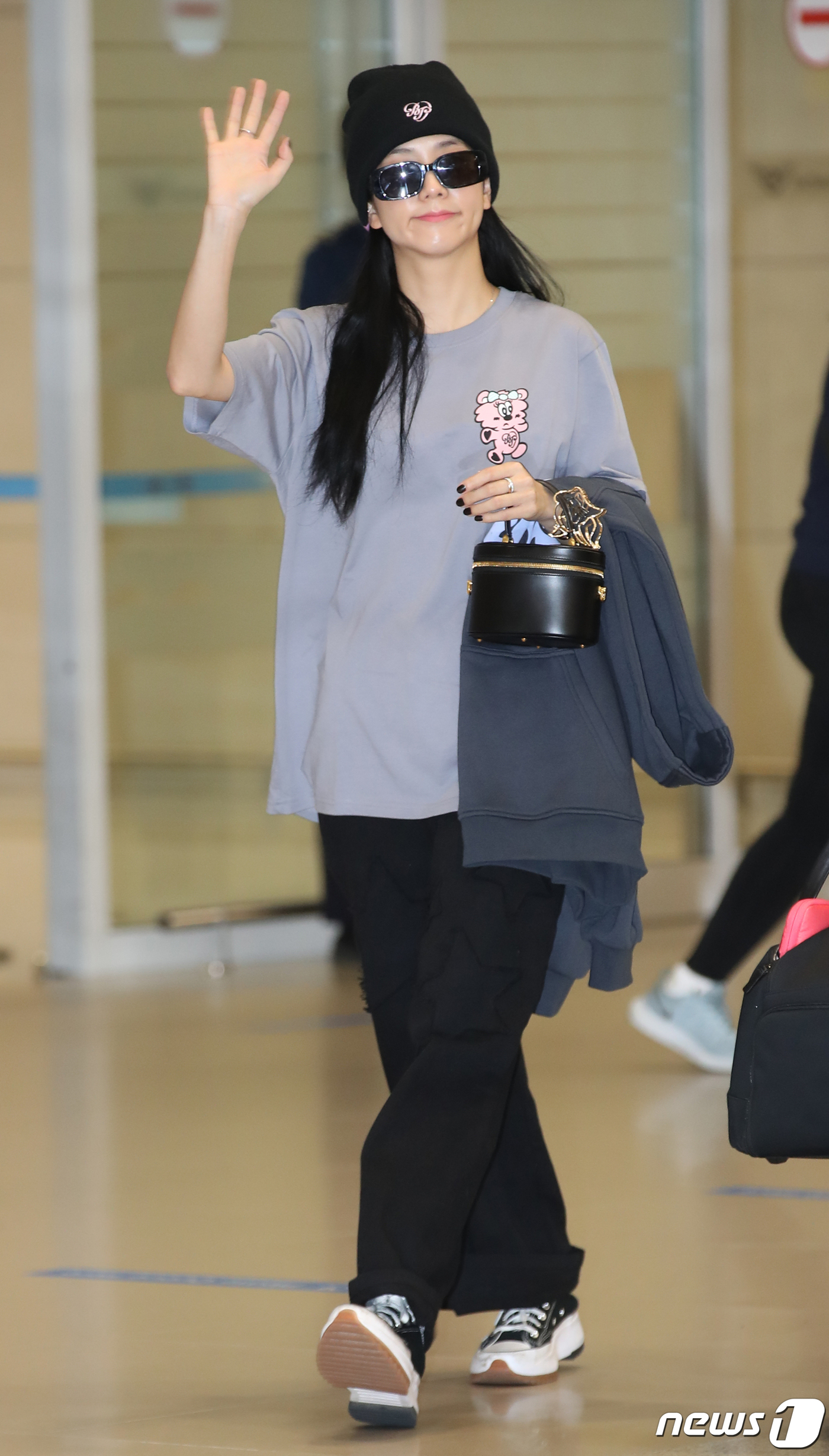 (인천공항=뉴스1) 권현진 기자 = 블랙핑크(BLACK PINK) 지수가 해외 일정을 마치고 4일 오후 인천국제공항을 통해 영국 런던에서 입국하고 있다.이날 지수는 블랙핑크와 그래 …