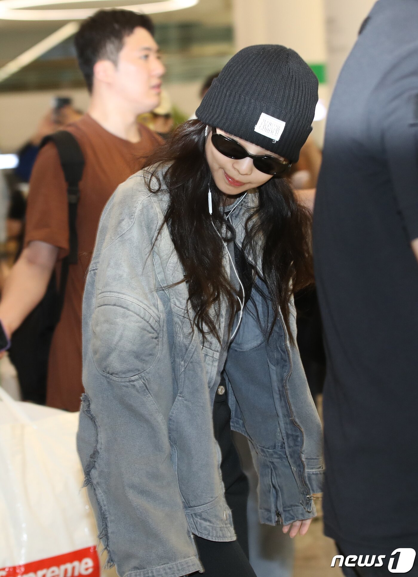본문 이미지 - 블랙핑크(BLACK PINK) 제니가 해외 일정을 마치고 4일 오후 인천국제공항을 통해 영국 런던에서 입국해 인사를 하고 있다. ⓒ News1 권현진 기자