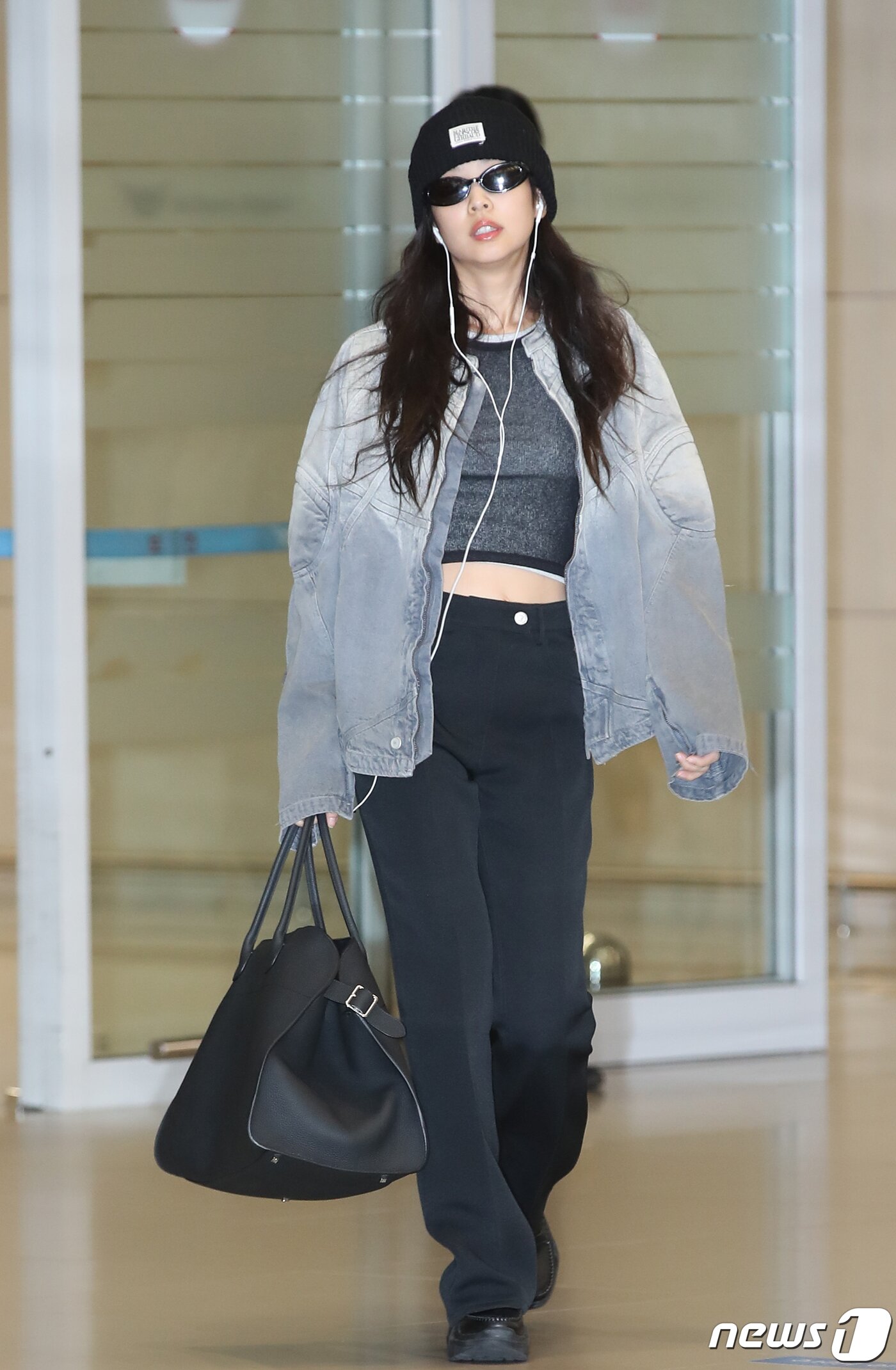 본문 이미지 - 블랙핑크(BLACK PINK) 제니가 해외 일정을 마치고 4일 오후 인천국제공항을 통해 영국 런던에서 입국하고 있다. ⓒ News1 권현진 기자